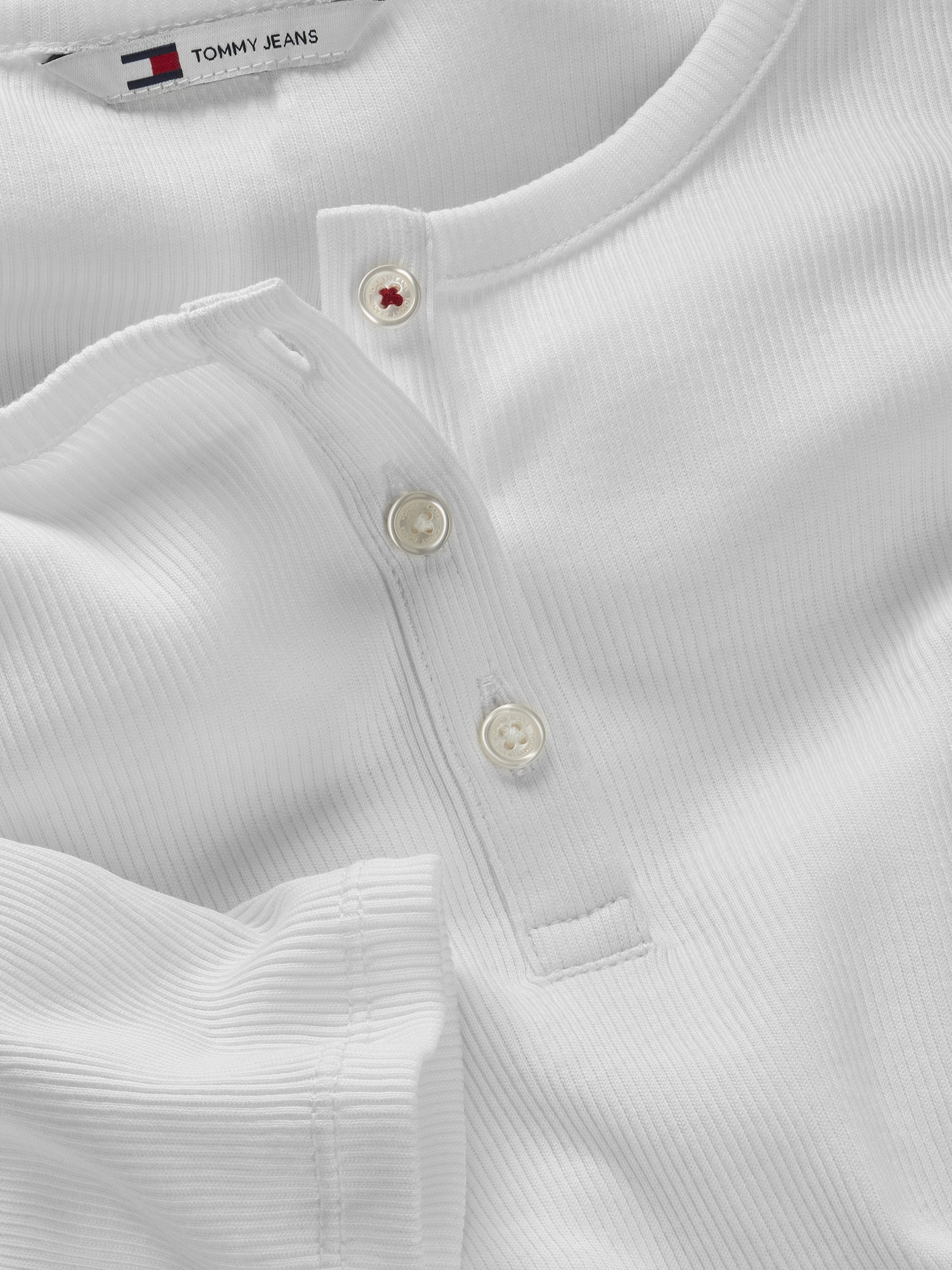 Tommy Jeans Curve Langarmshirt »TJW SLIM BUTTON RIB«, in Grossen Grössen, Rippoptik, mit Loogstickerei