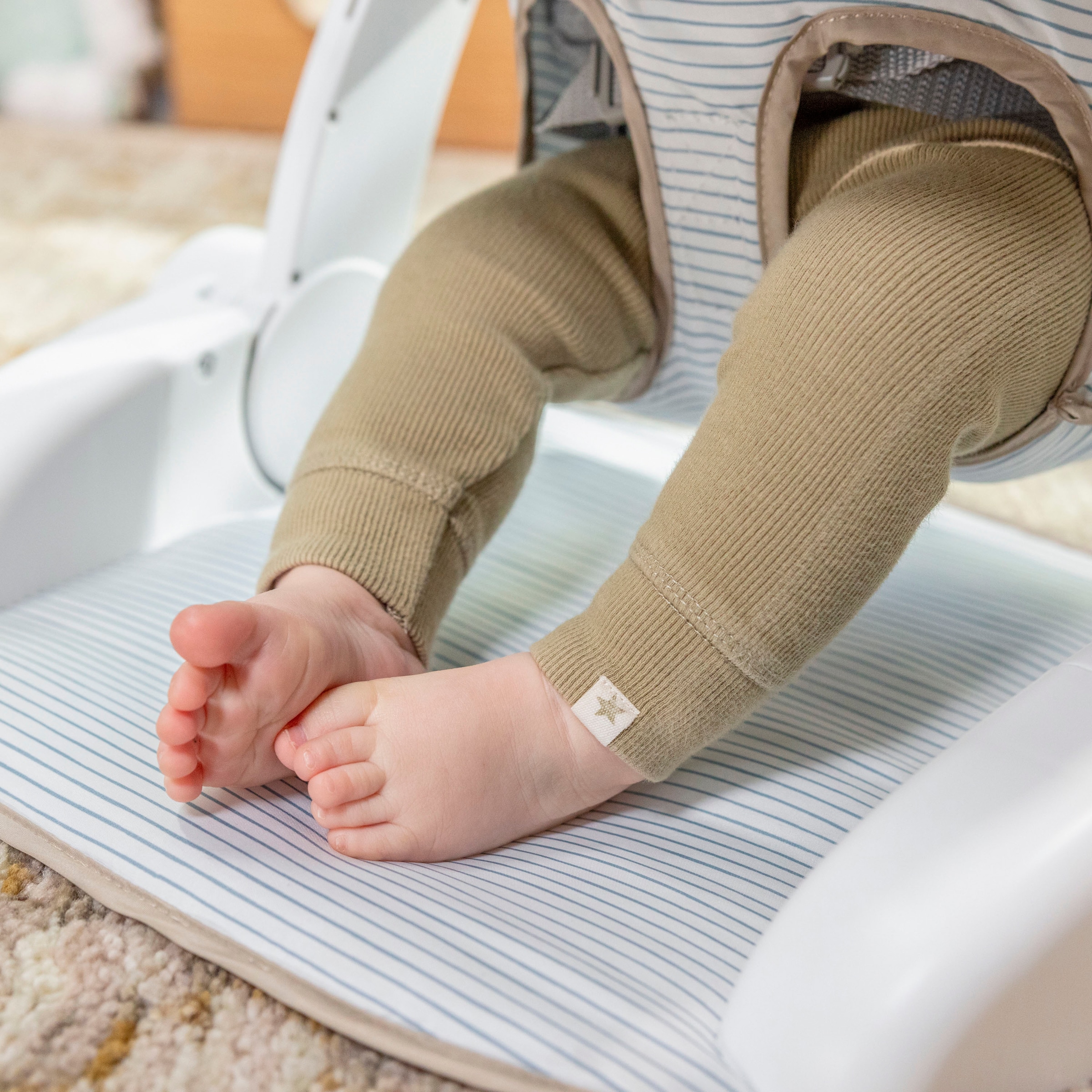 ingenuity Tischsitz »Prop Spot™ Learn-to-Sit™ - Casi™« inklusive 2 Spielzeugen und 3 bunten Anhängern