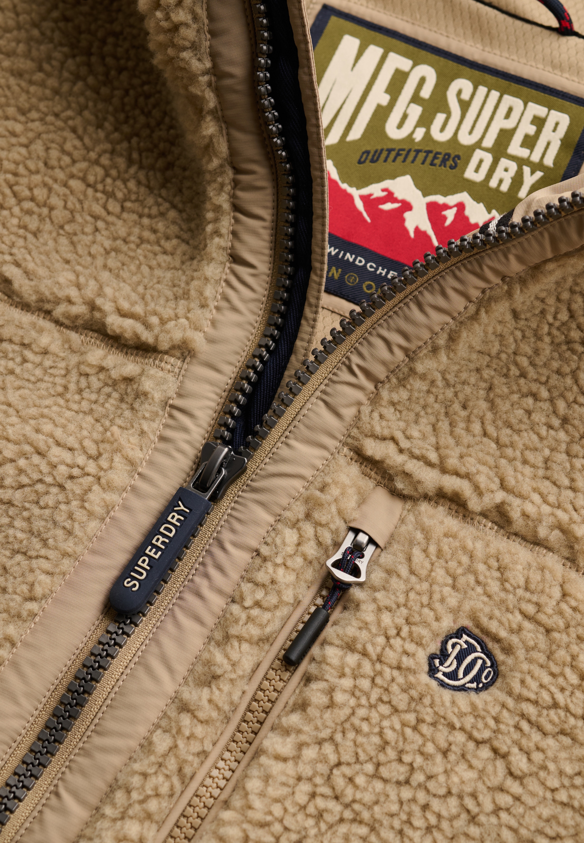 Superdry Veste d'extérieur »HOOD OUTDOOR BORG QUILT HYBRID« avec capuche Kunstfaser, relaxed fit