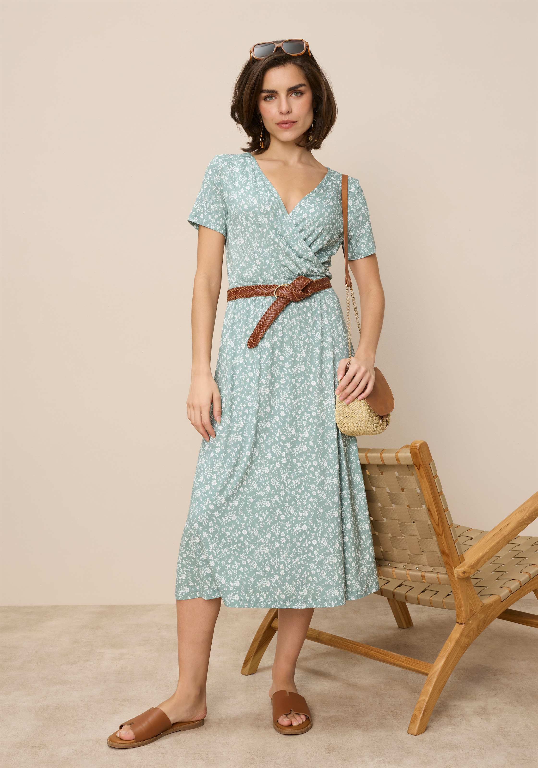 Tamaris Jerseykleid »mit tailliertem Schnitt, aus fliessender Viskose-Qualität« in Midilänge