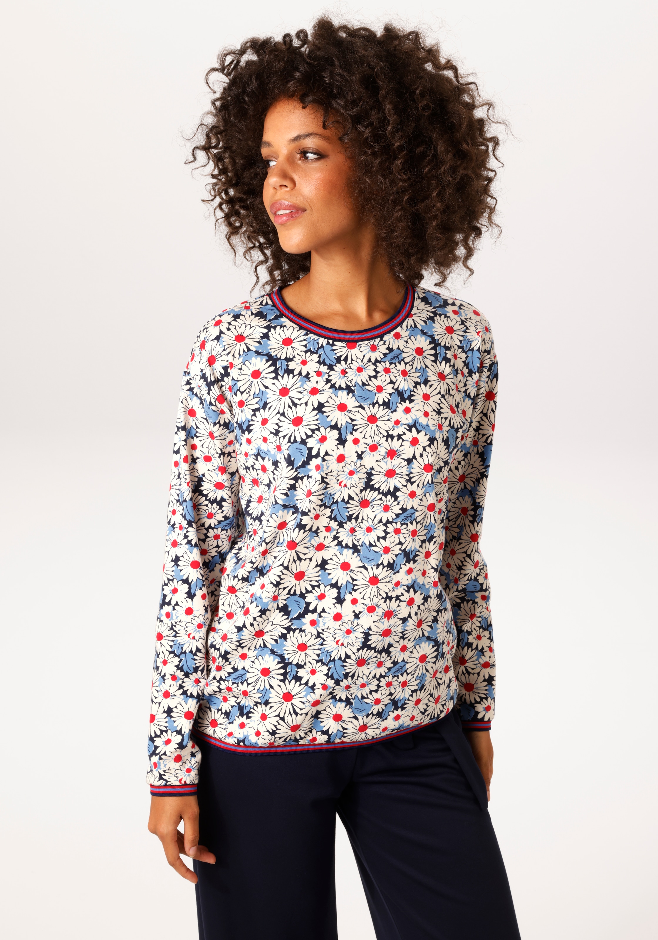 Image of Aniston CASUAL Sweatshirt, allover mit Blüten bedruckt