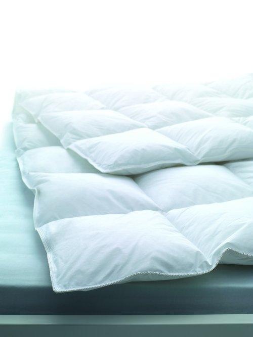 Image of billerbeck Einziehdecke »Bern 100«, extraleicht, Füllung 100% neue, reine, europäische, grossflockige Gänsedaunen, weiss, VSB-Norm, Bezug 100% Baumwolle, Batiste supérieure mit SanProCare-Veredelung, Öko-Tex Standard 100, (1 St.) bei Ackermann Versand Sch