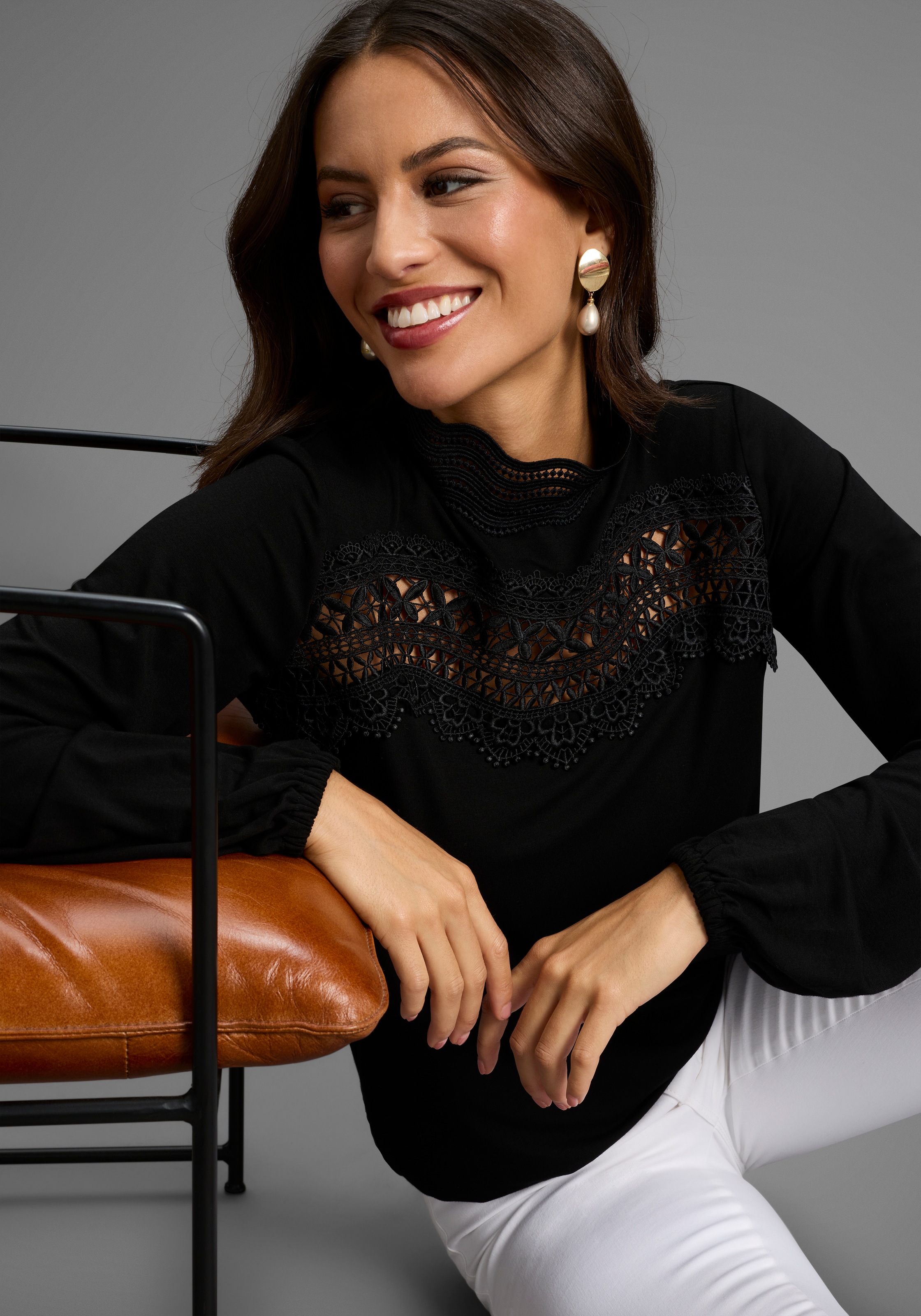 Image of Laura Scott Longsleeve figurumspielend, mit Spitze