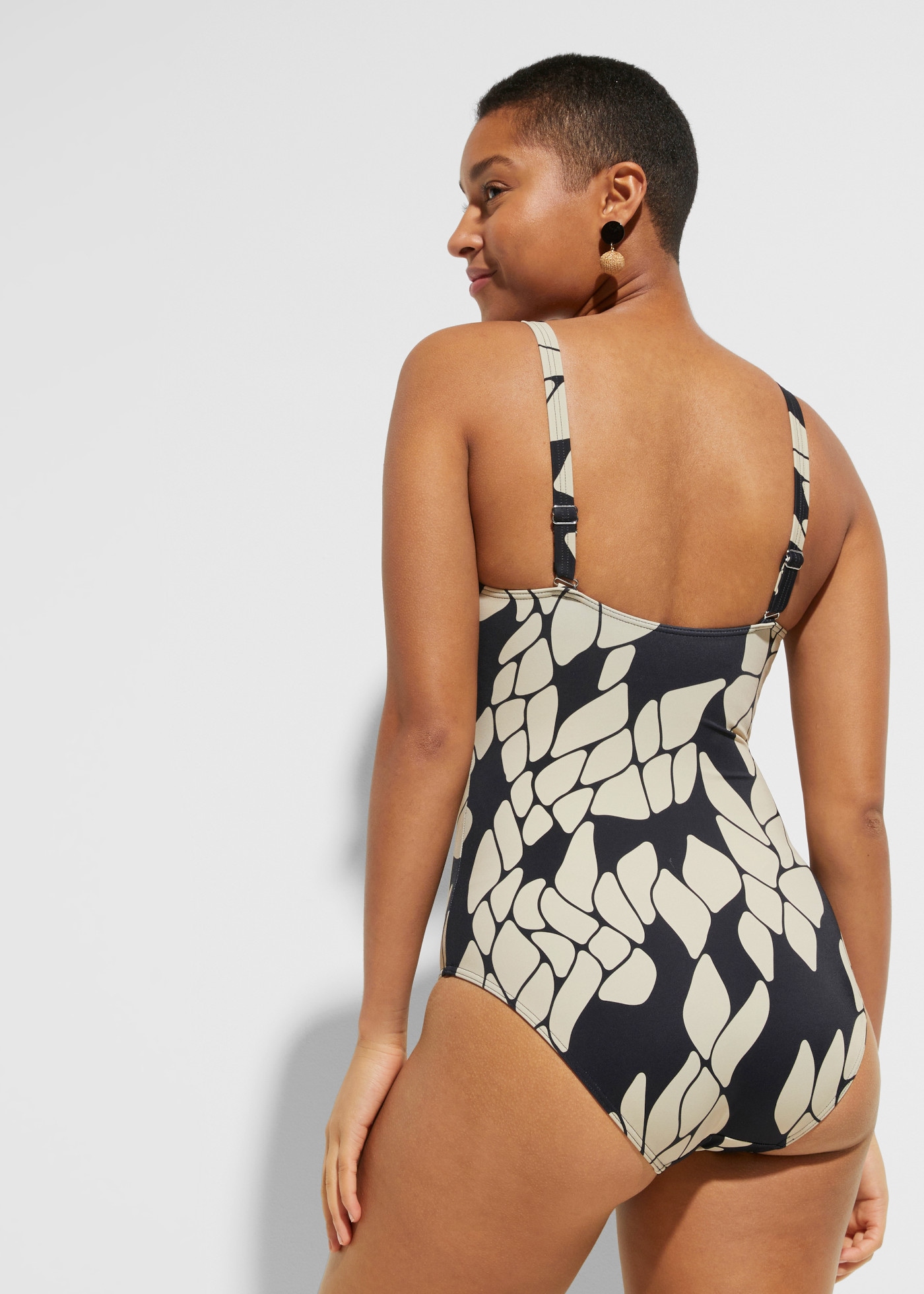 bonprix Maillot de bain avec impression élaborée, style sportif, en polyamide et élasthanne