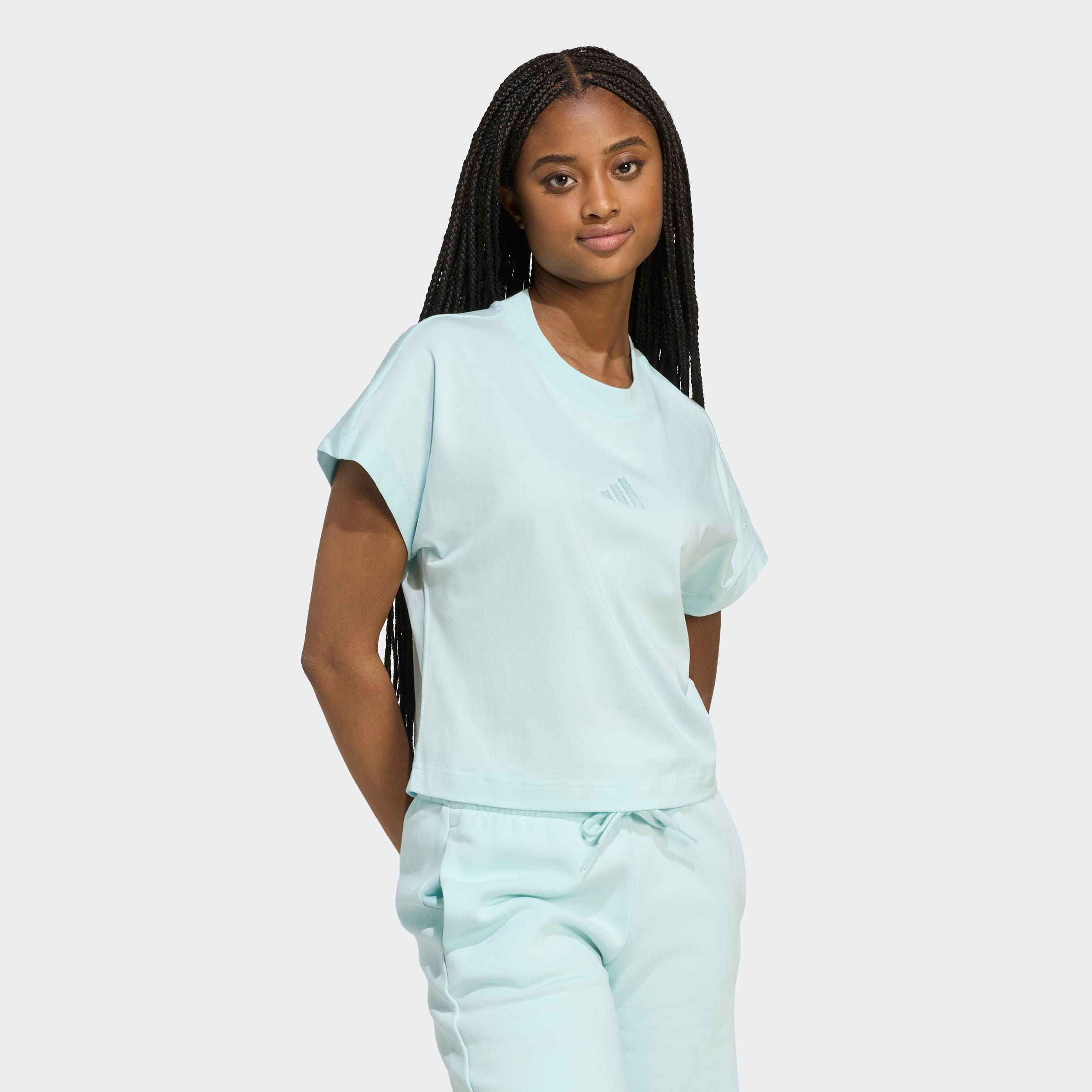 adidas Sportswear T-shirt »W ALL SZN TEE« bequeme Passform, sportlicher Stil, aufgesticktes Logo