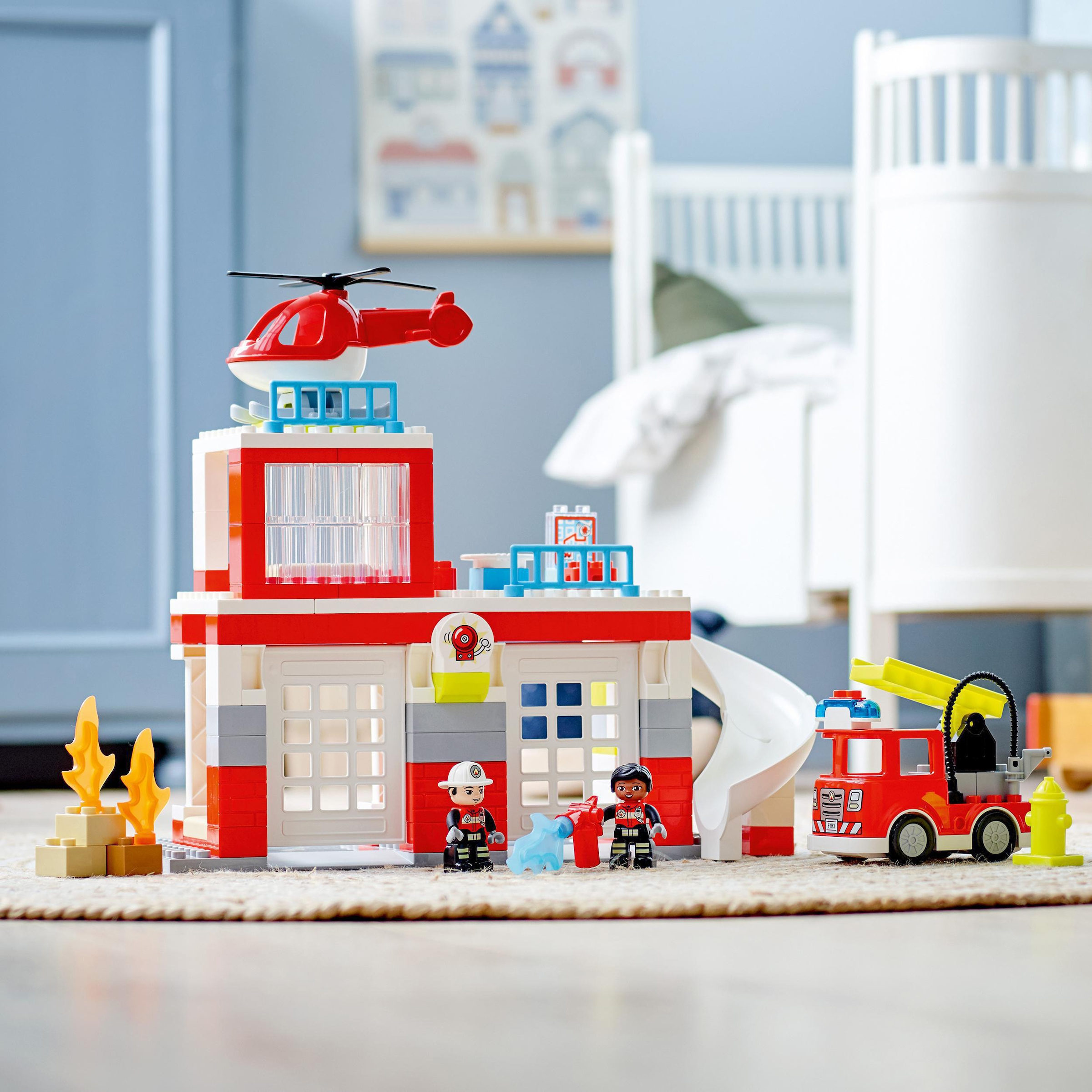 ♕ LEGO® DUPLO«, (10970), LEGO® St.), Made Europe versandkostenfrei »Feuerwehrwache Konstruktionsspielsteine in auf Sirenen und mit (117 Licht; mit Hubschrauber