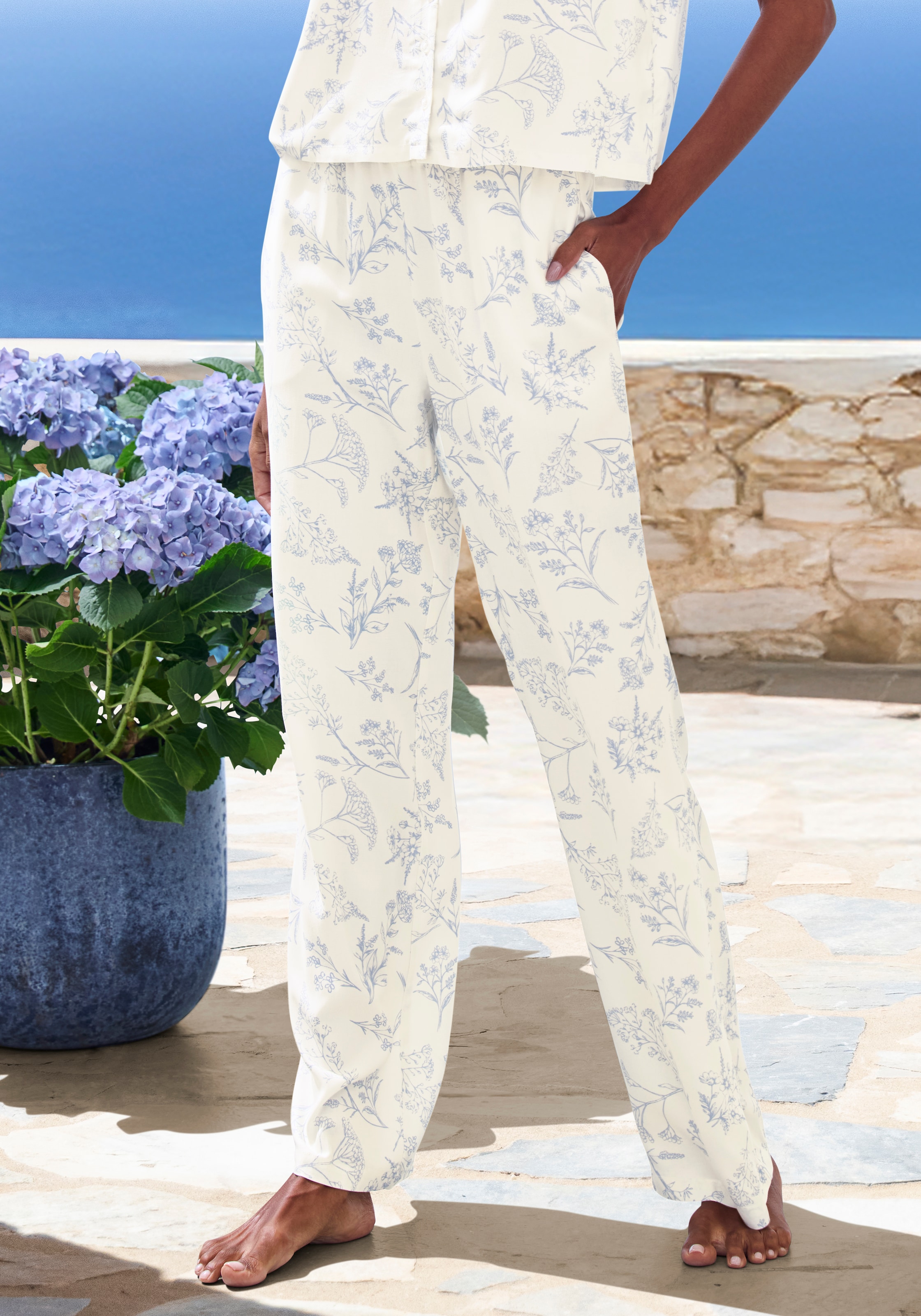 Image of LASCANA Pyjamahose mit elastischem Bund in gesmokter Optik