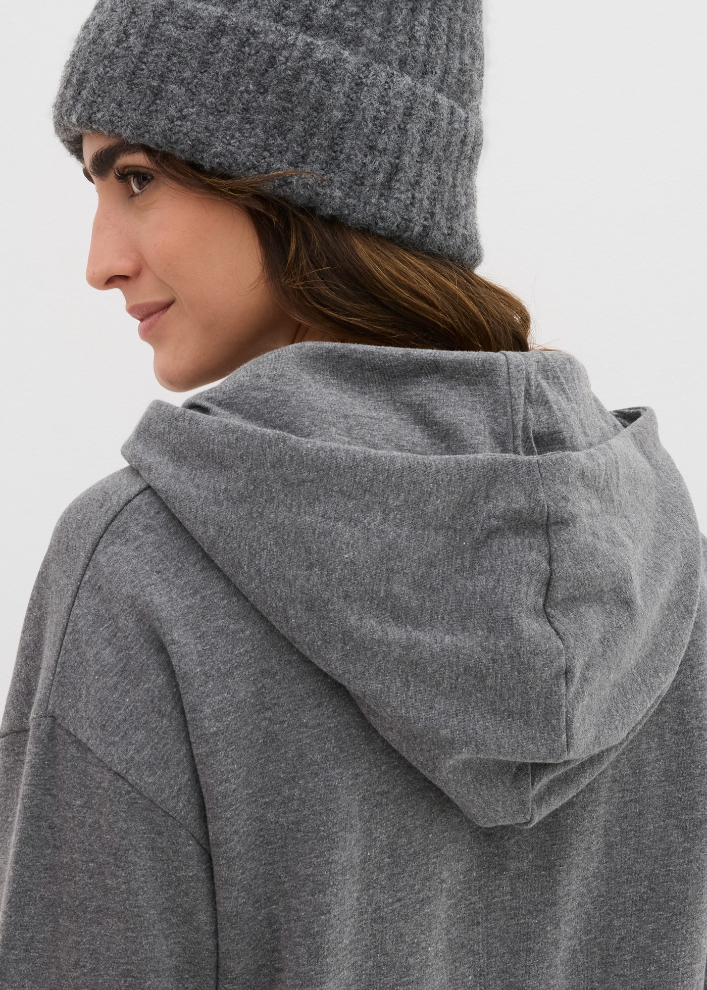 bonprix Robe en sweat »Sweatkleid mit Baumwolle« Poche kangourou mit Kapuze, aus Baumwolle und Viskose, lockere Passform