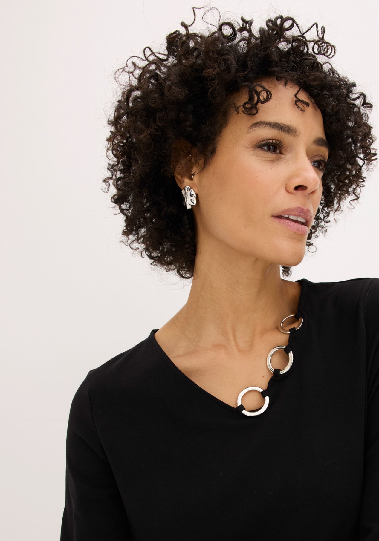 bonprix Langarmshirt bequeme Passform, Langarm, tolle Ösen-Details