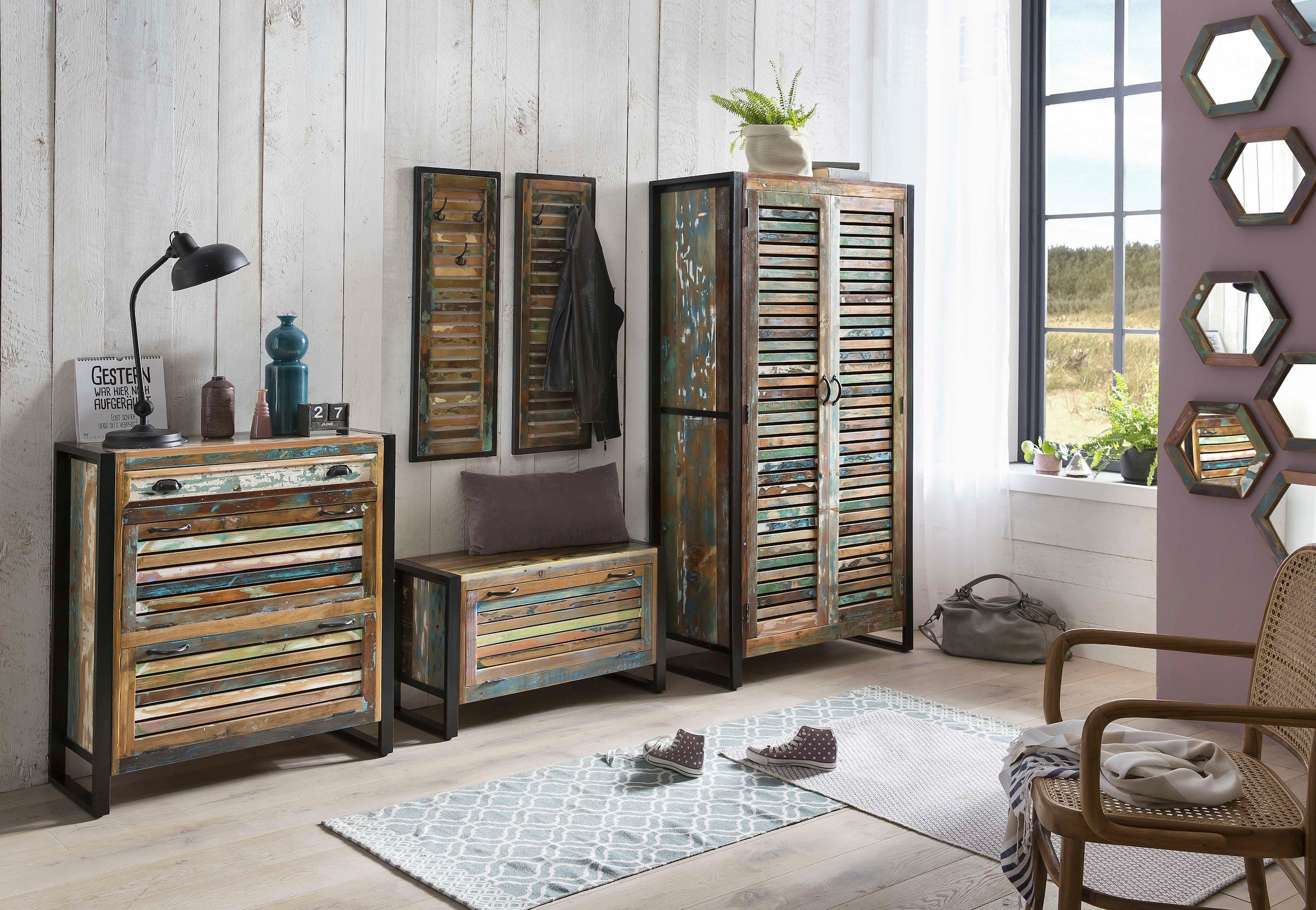 SIT Armoire à chaussures »Ribeira aus Altholz – Lamellenfront – 2 Klappen & Schublade« Pour environ 12 paires de chaussures avec façade à lamelles colorées et cadre métallique