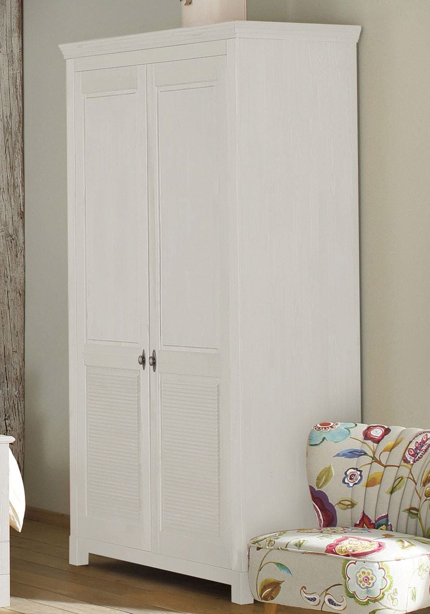 Home affaire Kleiderschrank »Rauna, mit Lamellen und Kassetten, klassischer Landhausstil, rustikal«, (2 Breiten: 113/159 cm H/T ca. 195/60 cm), massive Kiefer, Metallgriffe, mehrere Varianten, zeitloses Design