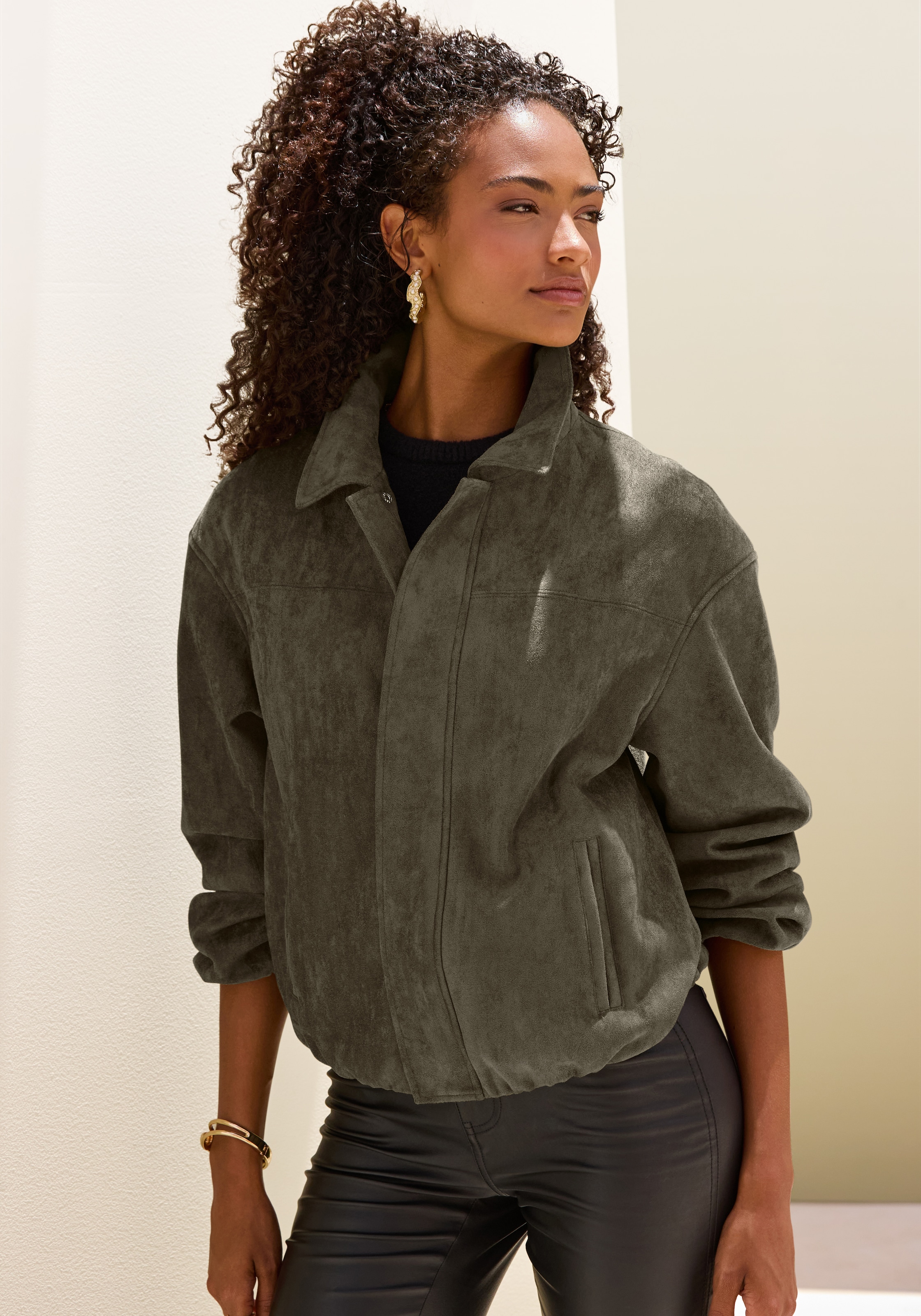 Image of LASCANA Lederimitatjacke "in Veloursleder-Optik mit verdecktem Reissverschluss vorne, Oversize" modische Übergangsjacke aus Velourlederimitat, kurze Lederimitatjacke