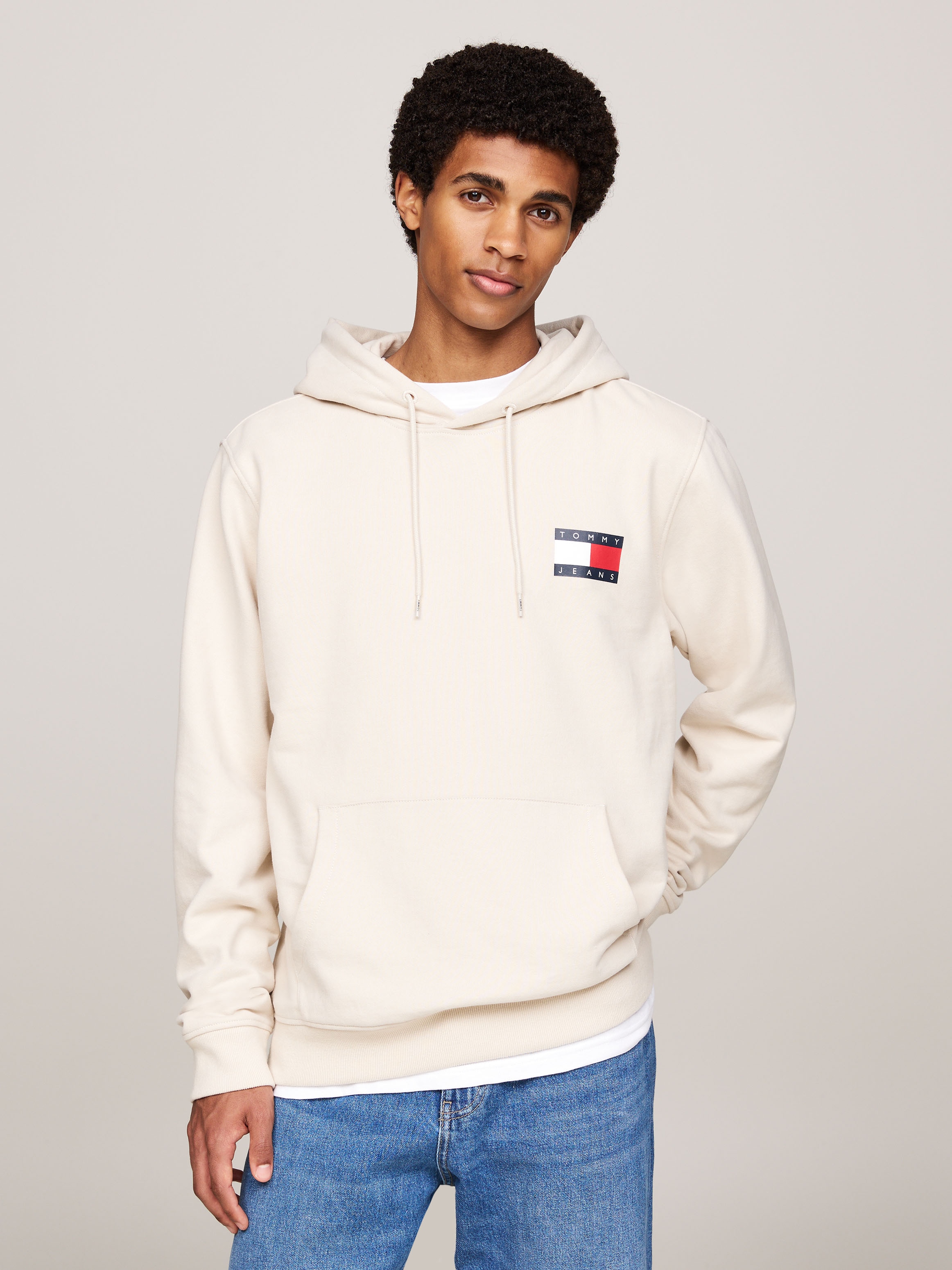 Sweatshirt »TJM REG ESSENTIAL FLAG HOOD EXT«, mit bedruckten Markenlogo auf Brusthöhe