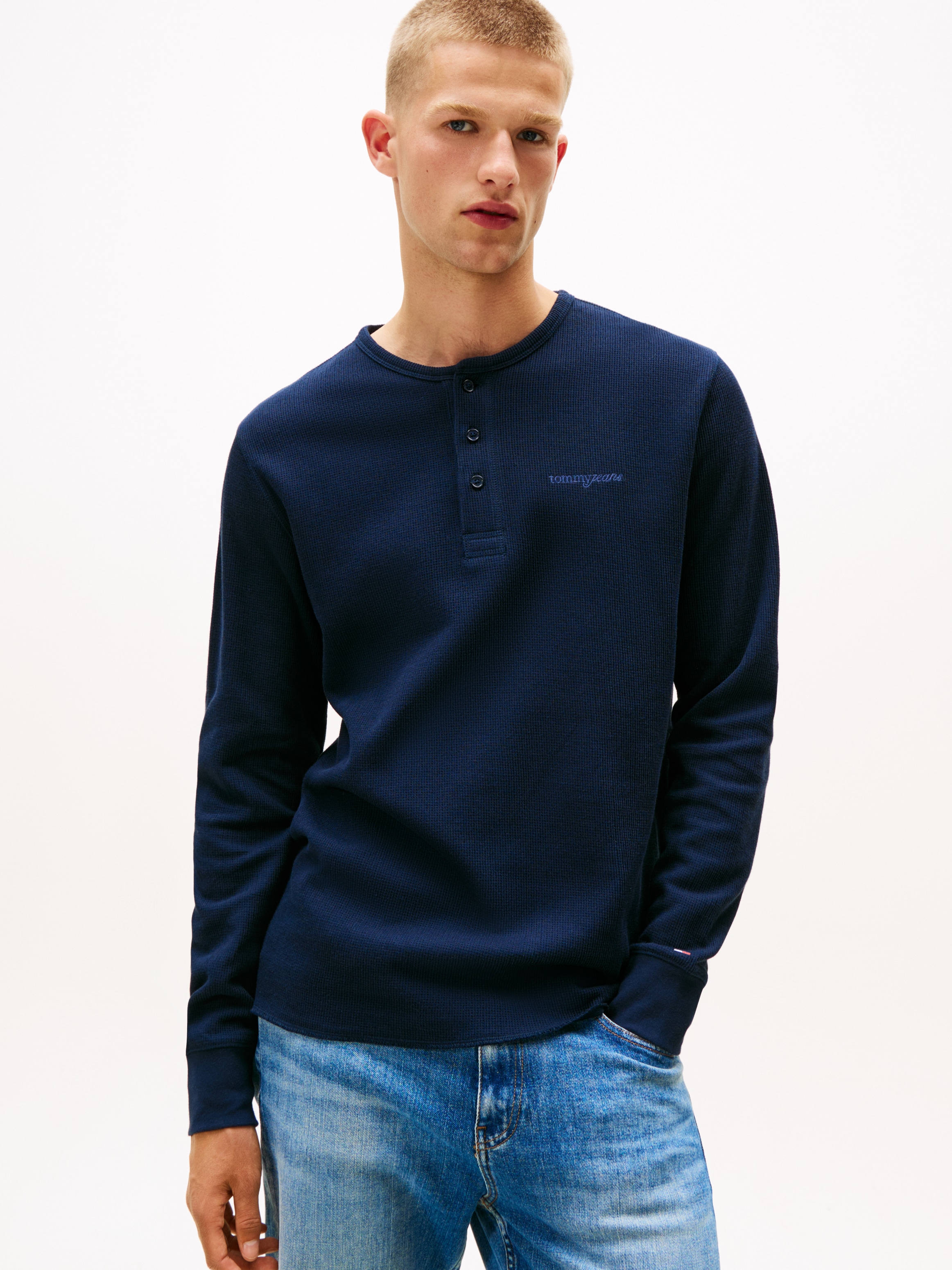Image of Tommy Jeans Henleyshirt "TJM WAFFLE SCRIPT HENLEY" Rundhals, slim fit, mit feiner Struktur
