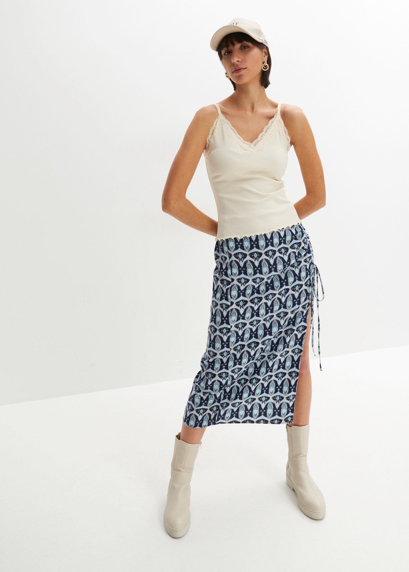 bonprix Débardeur à côtes Paquet, lot de 2,  en viscose, ajusté, avec col en V et bordure en dentelle, sans manches