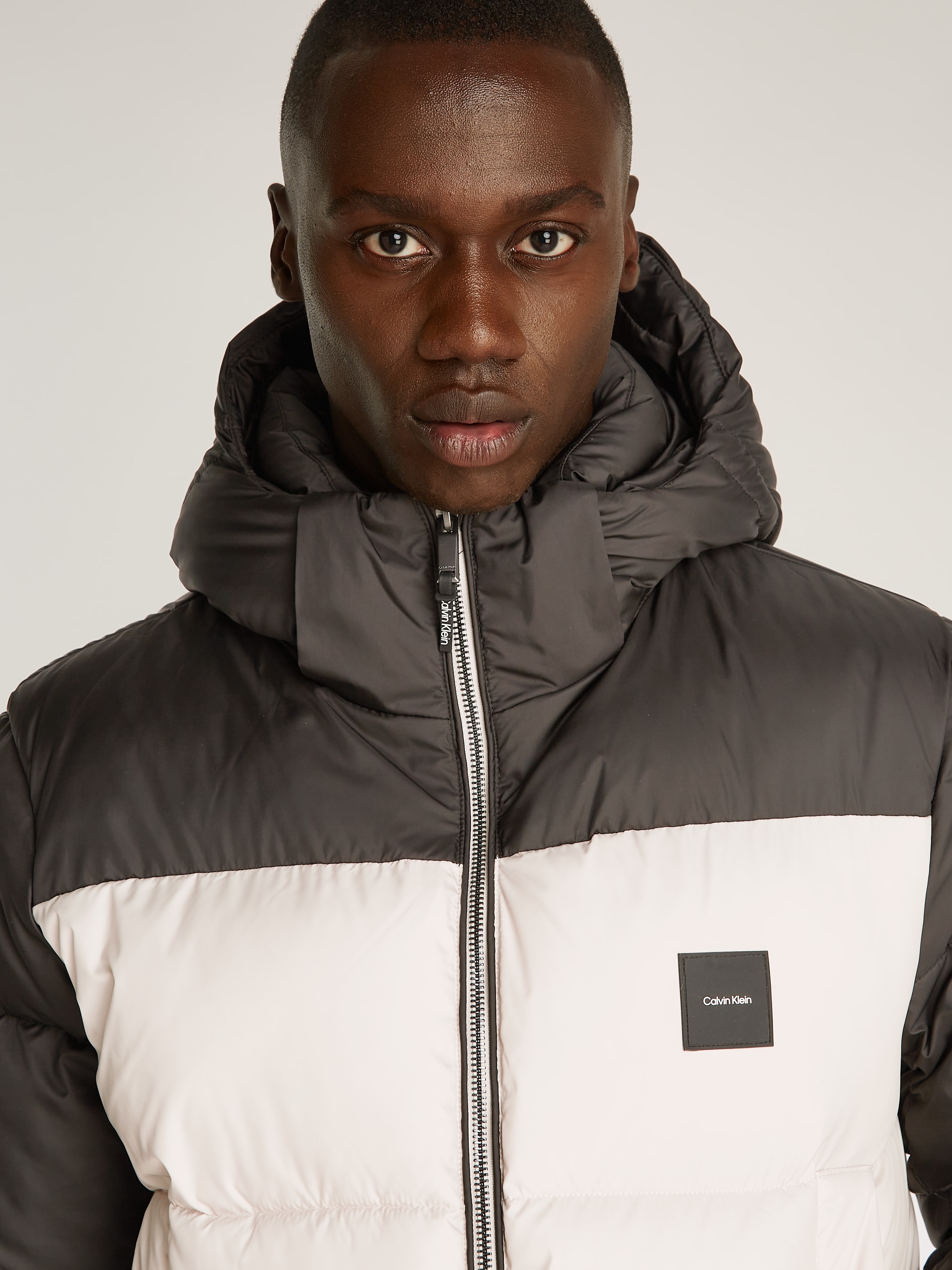 Calvin Klein Outdoorjacke »HOODED QUILT COLOR-BLOCK PUFFER«, mit Kapuze, mit Logopatch