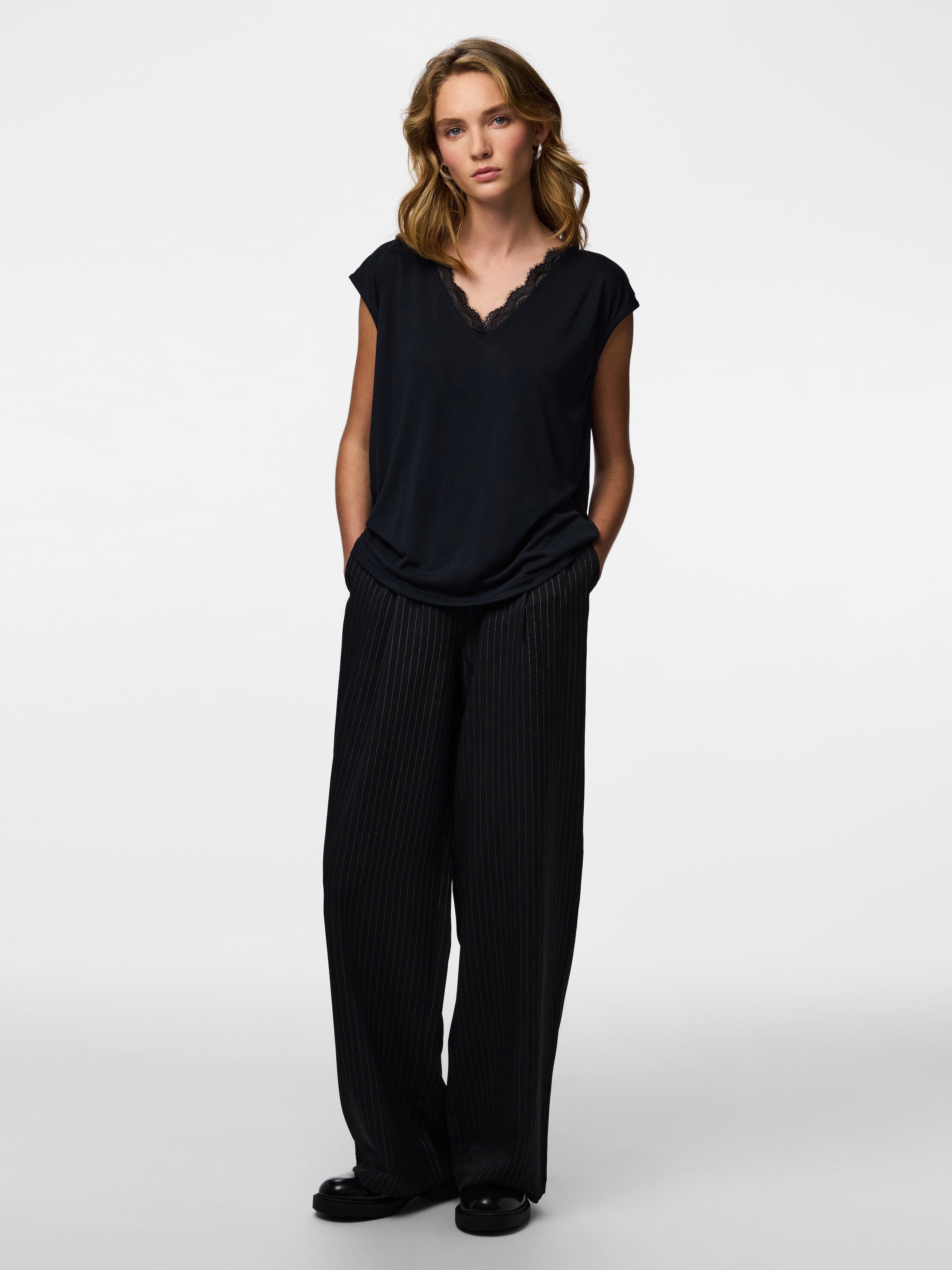 pieces T-shirt à manches courtes »PCKAMALA LACE V-NECK TEE  JRS NOOS BC«