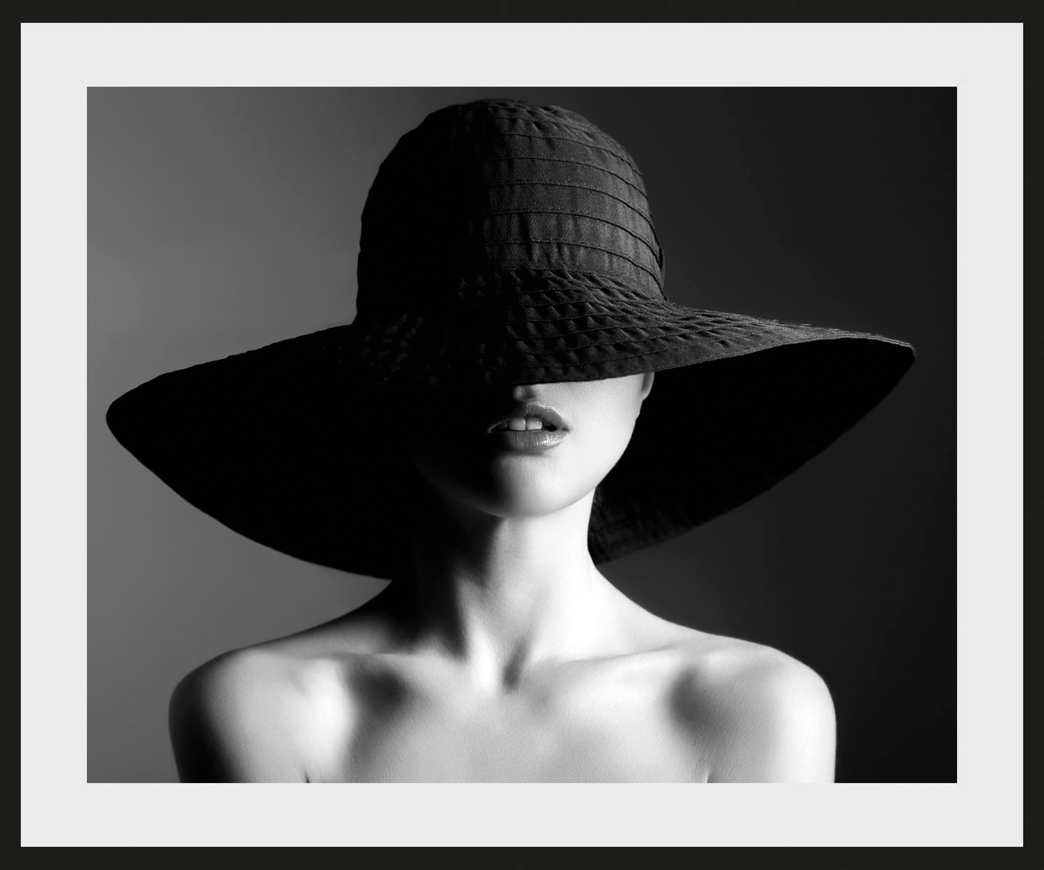 queence Bild »Lara«, Frau-Bilder von Frauen-Schwarz-Weiss-Kunst-Foto, (1 St.), HD Premium Poster-Druck inkl. Holzrahmen