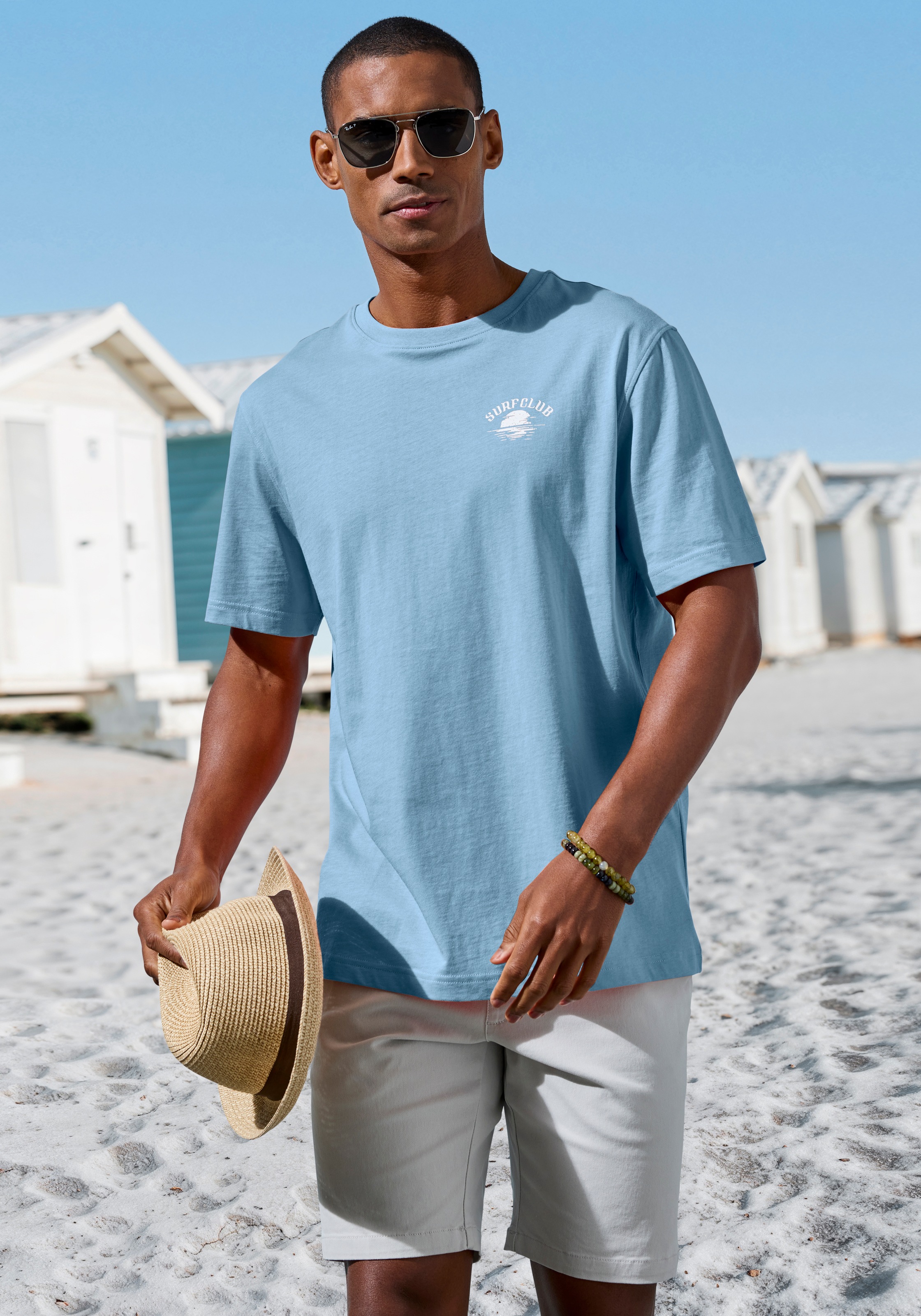 Beachtime T-Shirt », Shirt mit modischem Surfer Print« Regular-Fit, mit kleinem Print vorn und grossem Print hinten