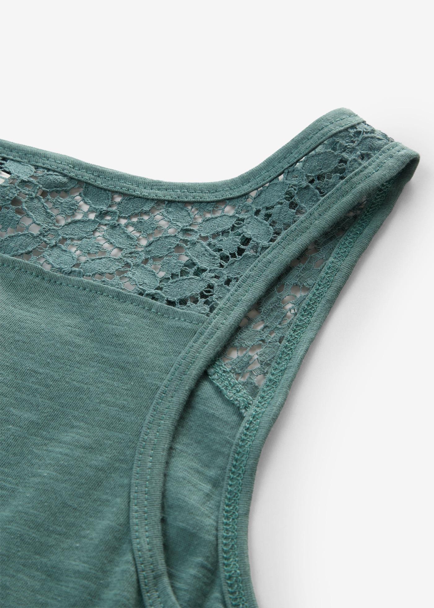 bonprix Robe t-shirt mit dekorativer Spitze, aus Baumwolle, schmale Passform, ärmellos