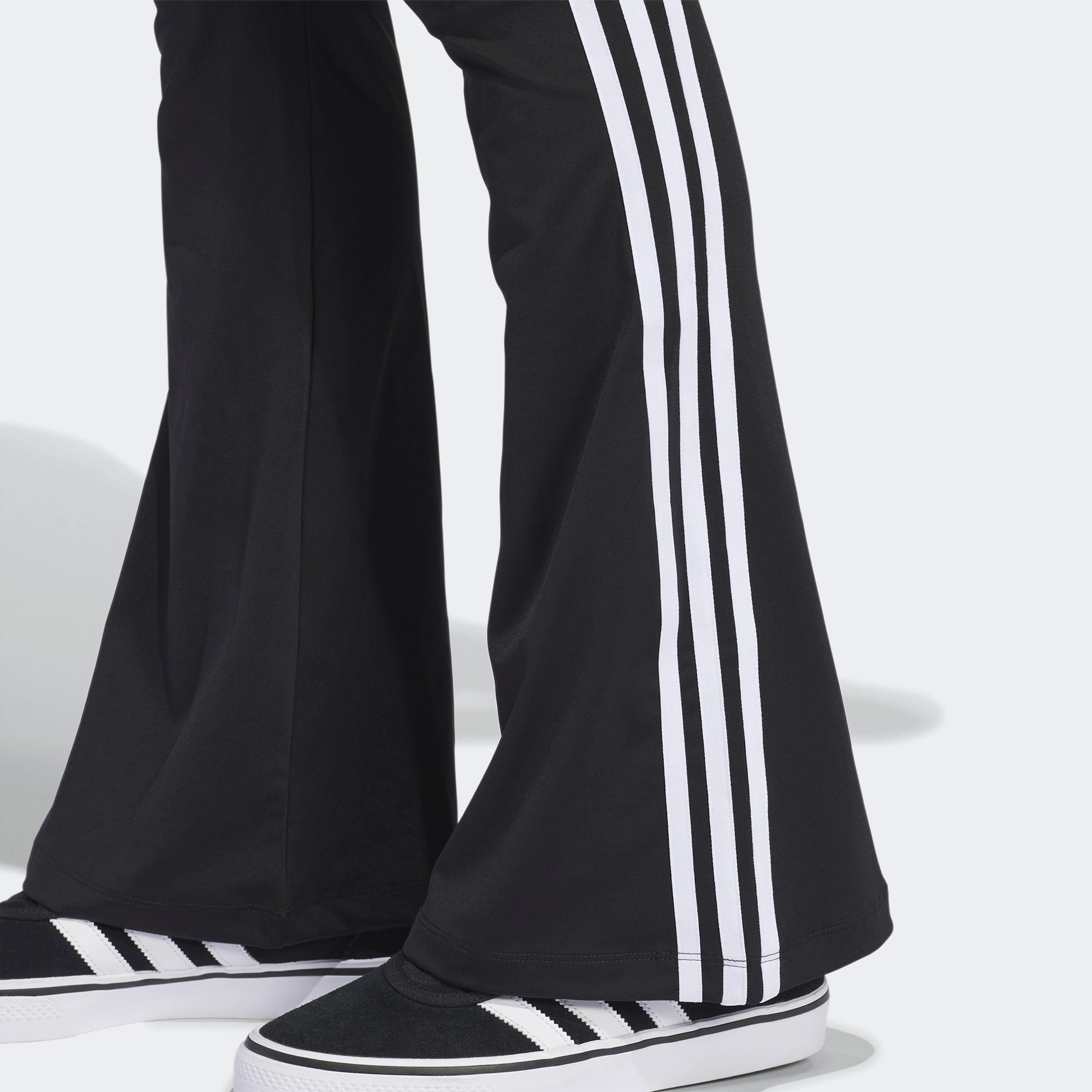 adidas Originals »FLARED LEGGINGS«  mit ausgestelltem Bein, sportliche 3-Streifen, stretchiges Material