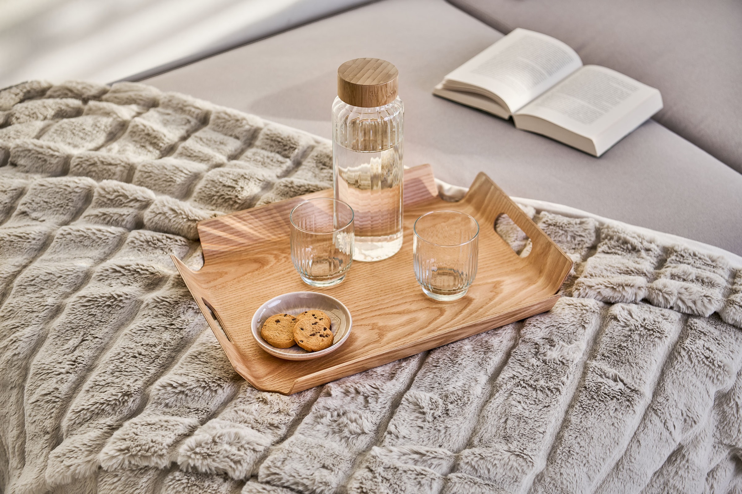 Zeller Present Servierplatte Holz / Eichenfurnier, 2 seitliche Griffe, erhabener Rand