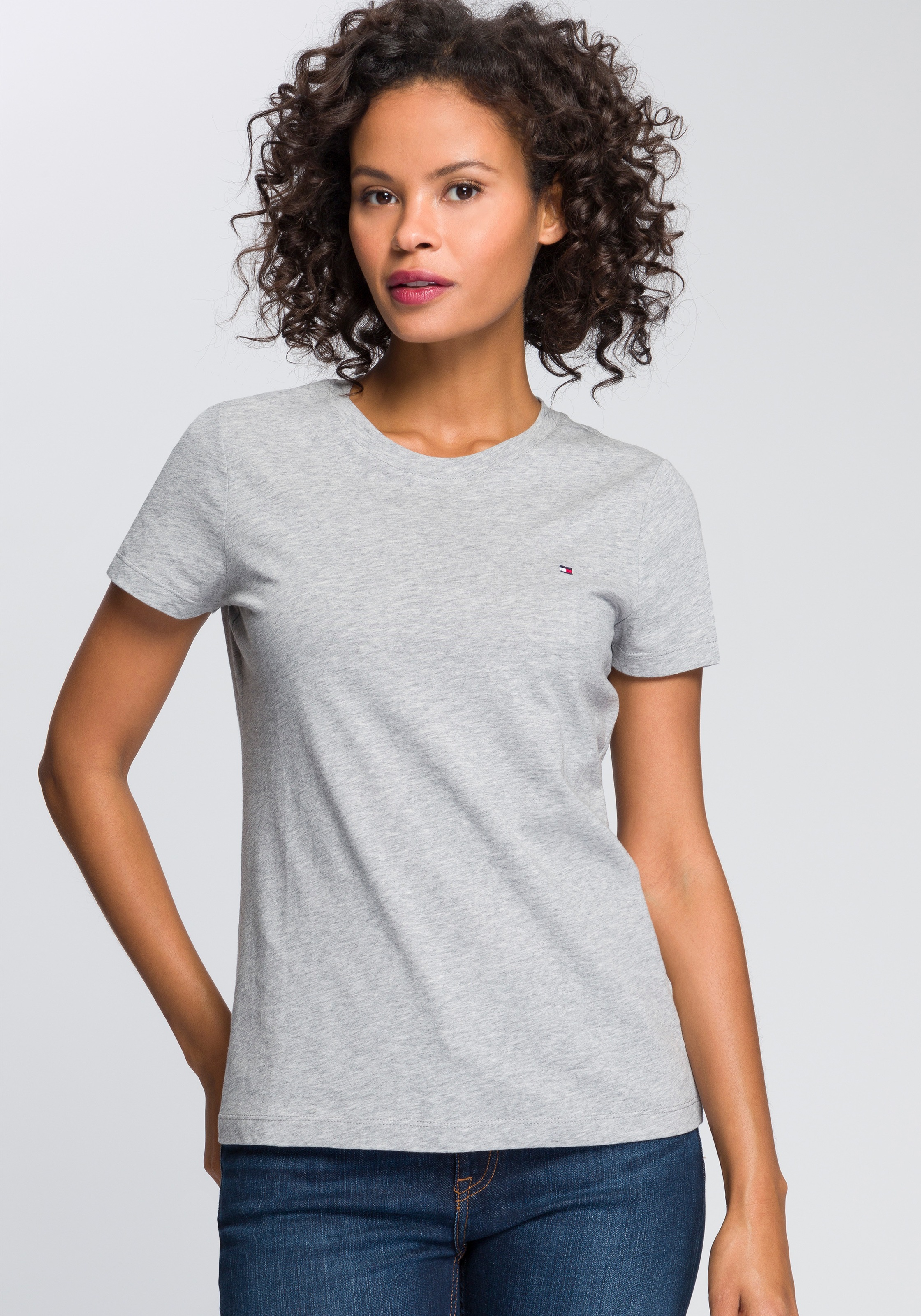 ♕ Tommy Hilfiger T-Shirt »HERITAGE CREW NECK TEE«, mit Tommy Hilfiger  Logo-Flag auf der Brust versandkostenfrei auf