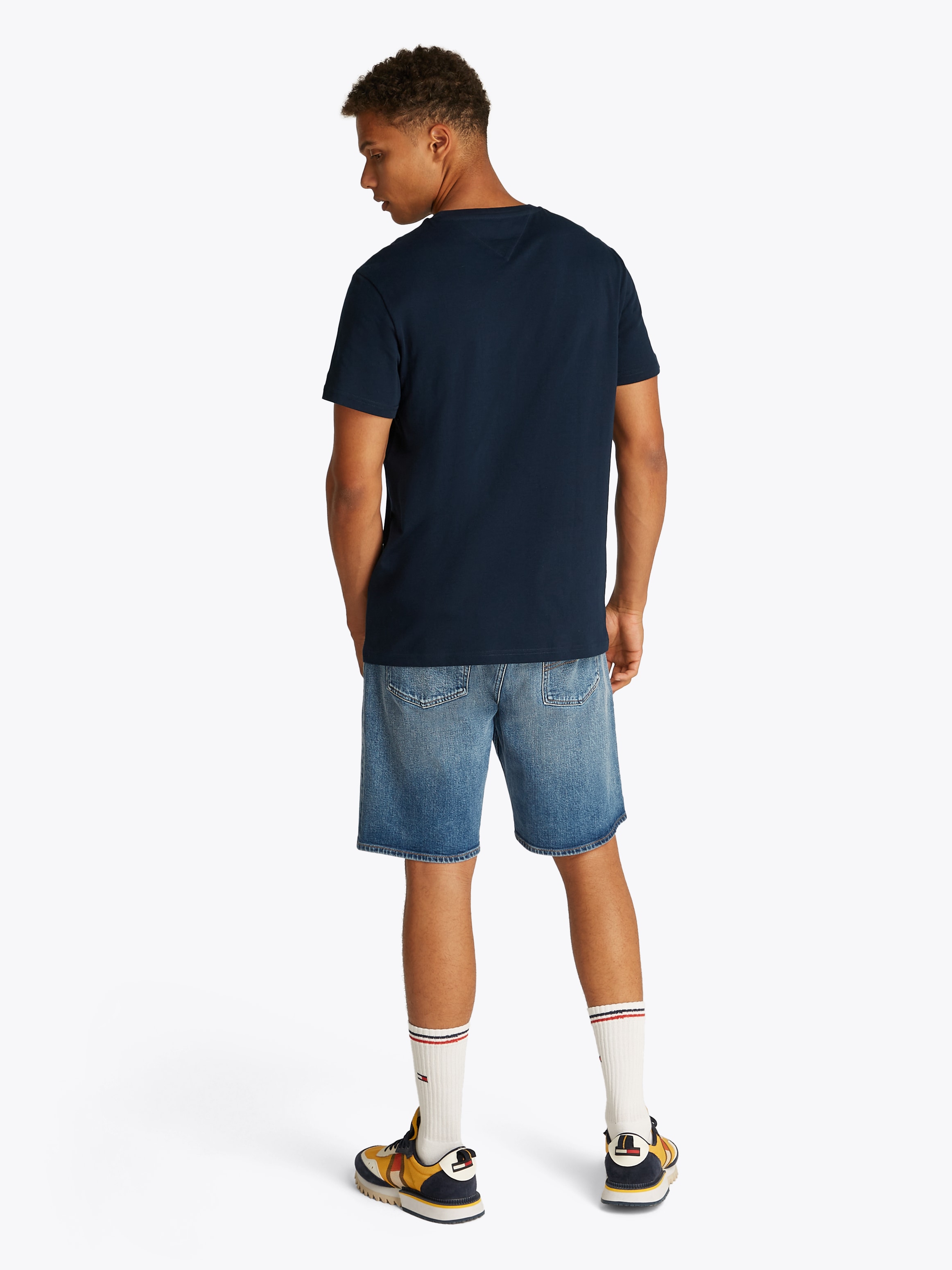 Tommy Jeans Kurzarmshirt »TJM SLIM ENTRY GRAPHIC TEE EXT«, Mit Rundhalsausschnitt