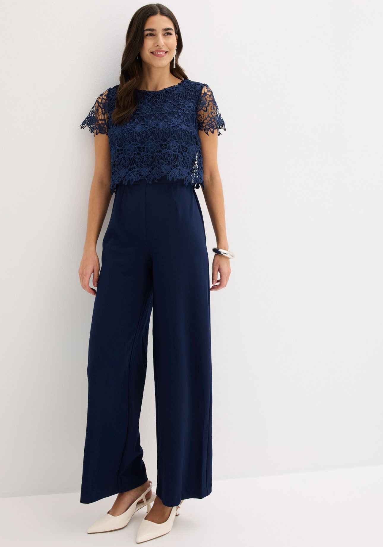 Image of bonprix Jumpsuit mit kurzem Arm, figurumspielende Passform, weites Bein