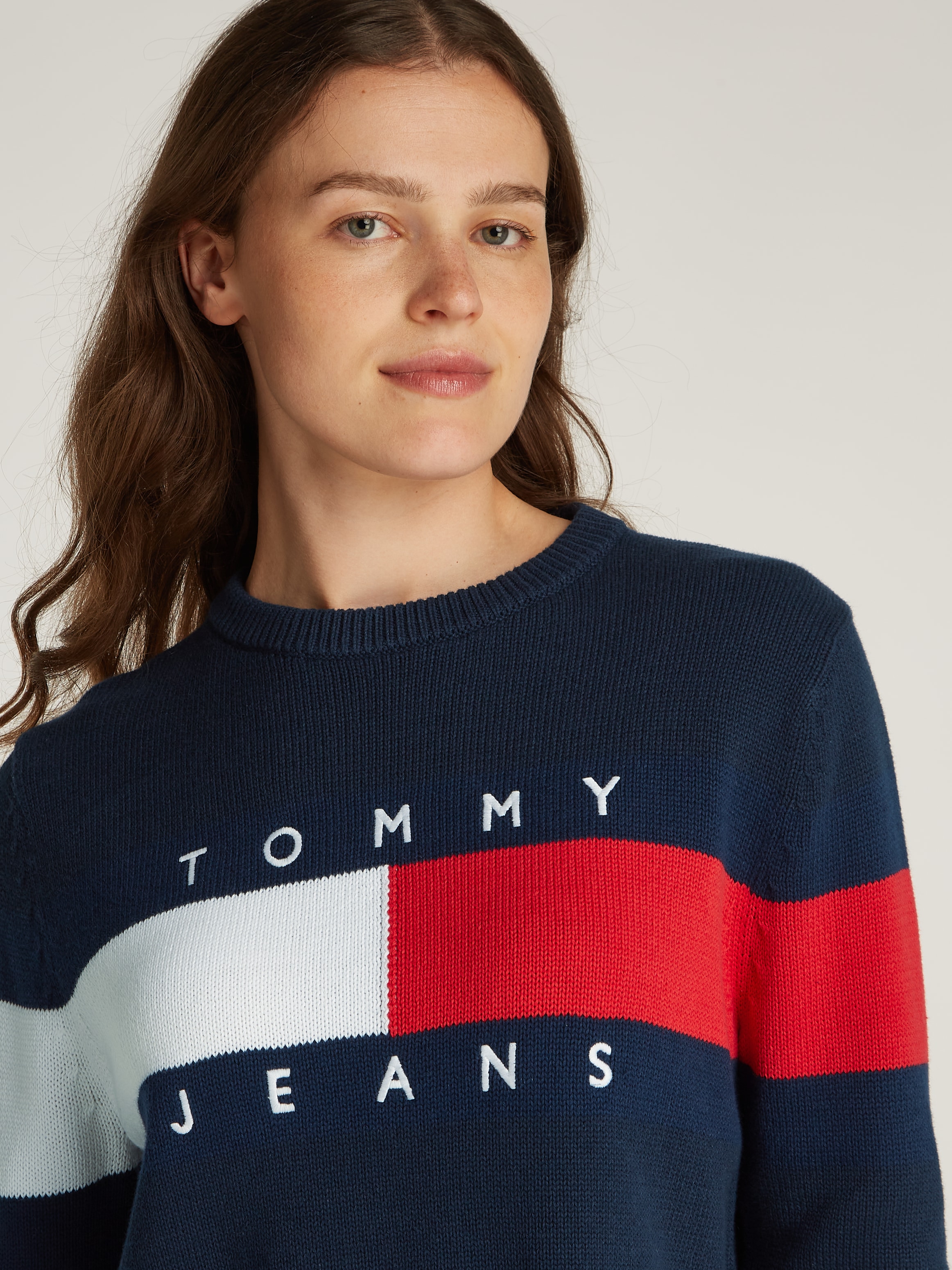 Tommy Jeans Curve Strickpullover »TJW CENTER FLAG SWEATER EXT«, in Grossen Grössen, Logo-Flag