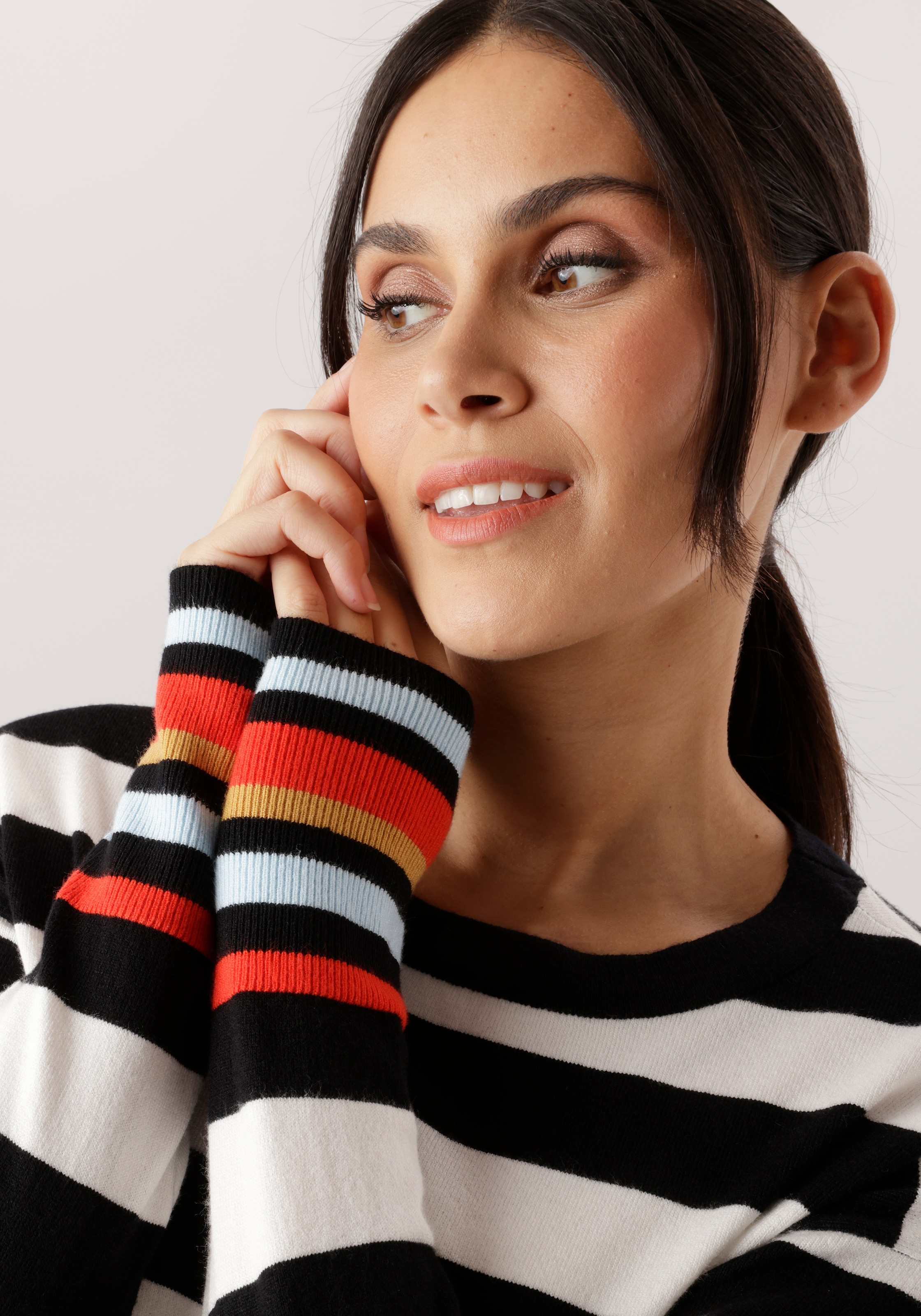 Aniston SELECTED Strickpullover mit modischen Farbakzenten den Ärmeln - NEUE KOLLEKTION