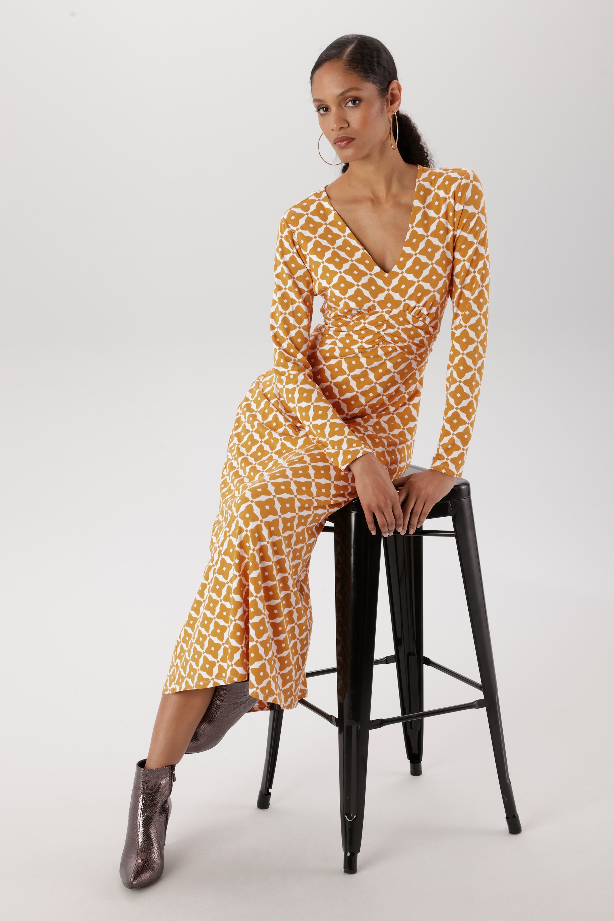 Aniston SELECTED Robe midi avec élégant dégradé d'imprimé graphique