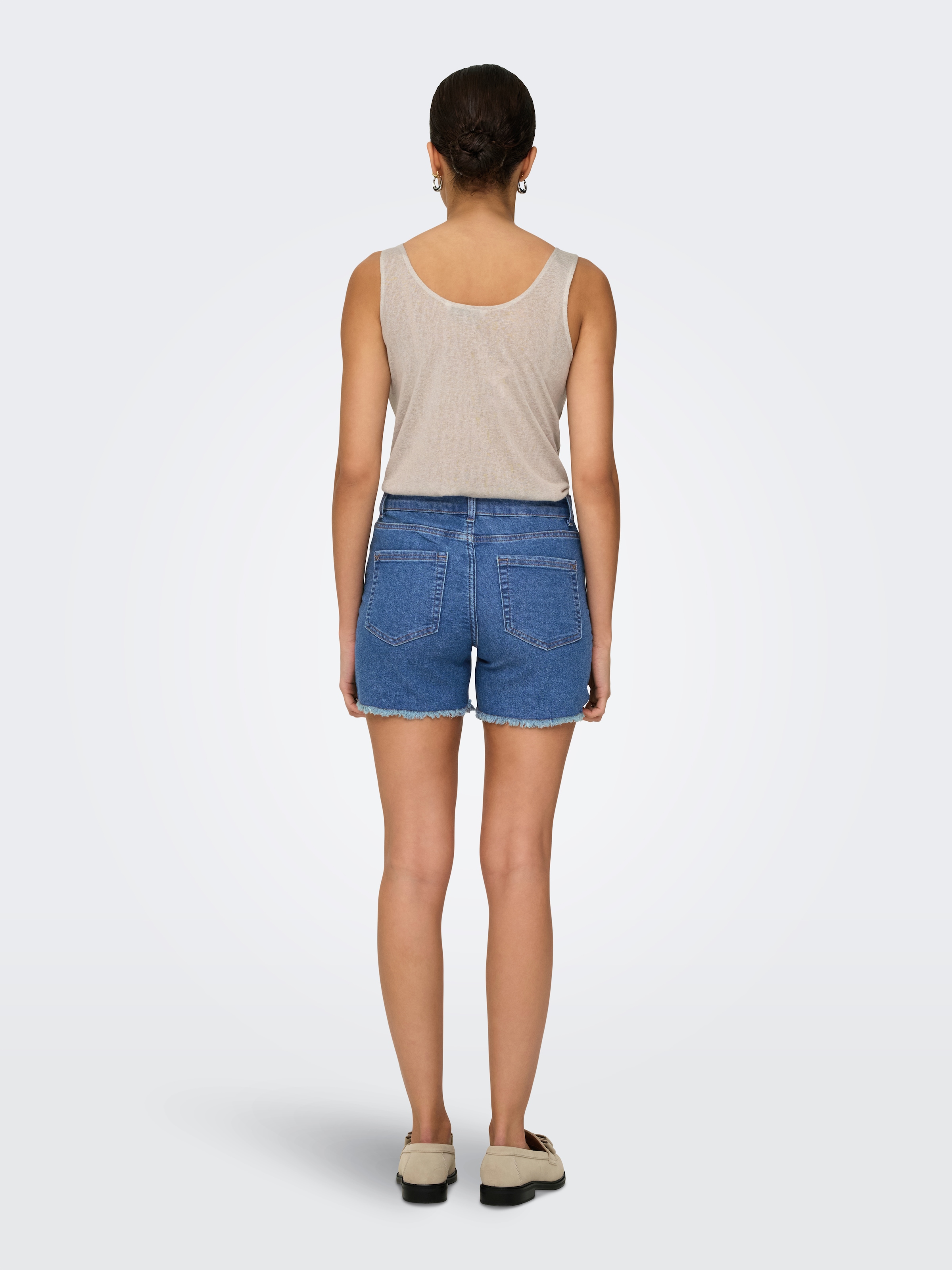 ONLY Jeansshorts »ONLLAURA MID WAIST SHORT RW BOX« mit ausgefranstem Saum