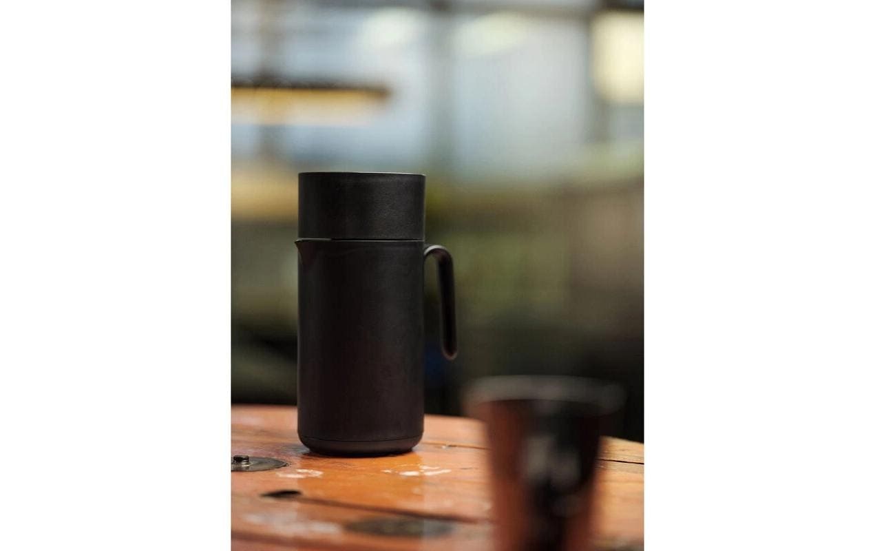 Zone Denmark Isolierkanne »Singles 1 L« 1 l Elegante Isolierkanne mit Klickverschluss