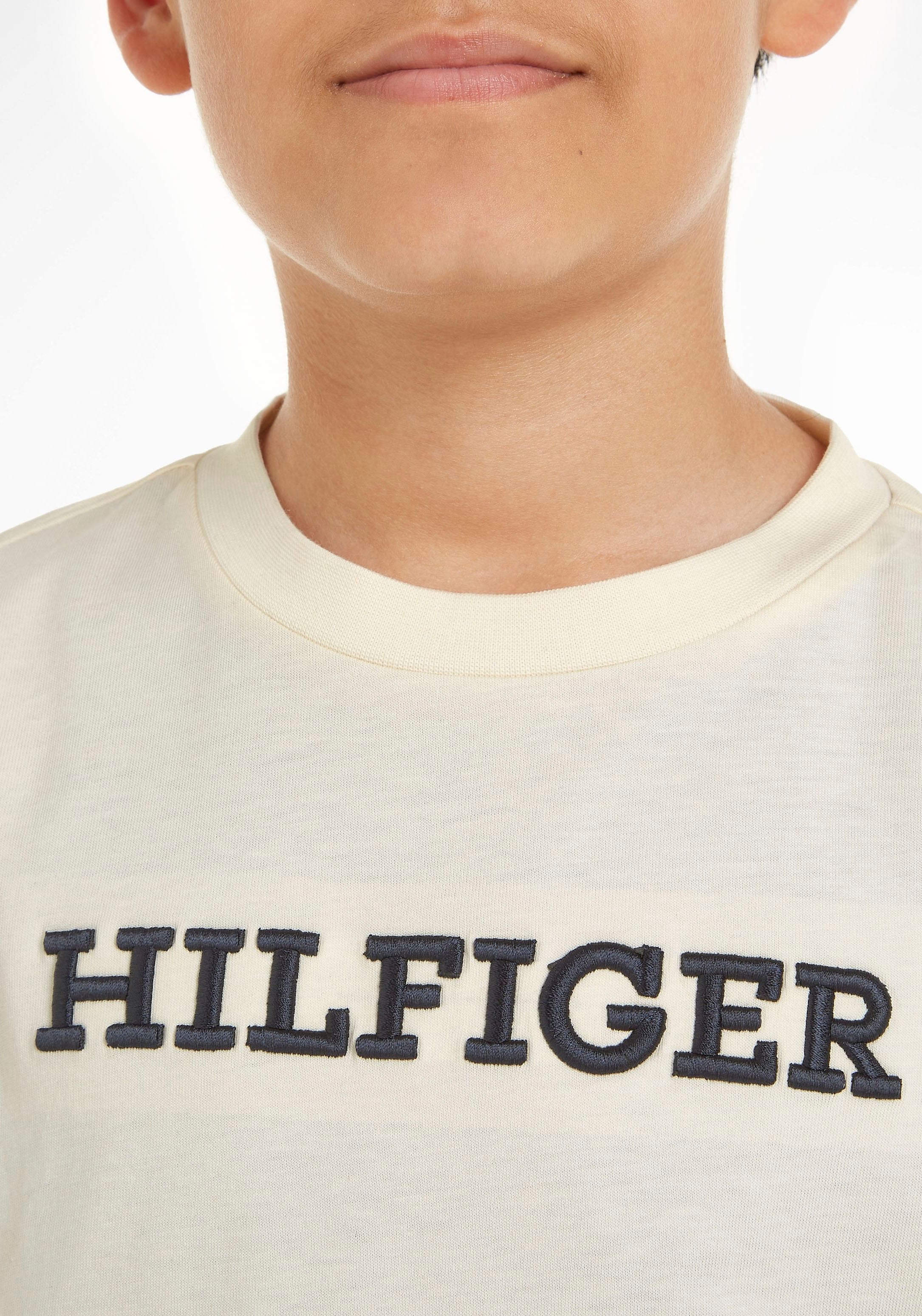 Tommy Hilfiger T-Shirt »U MONOTYPE TEE S/S«, mit grosser Logo-Stickerei