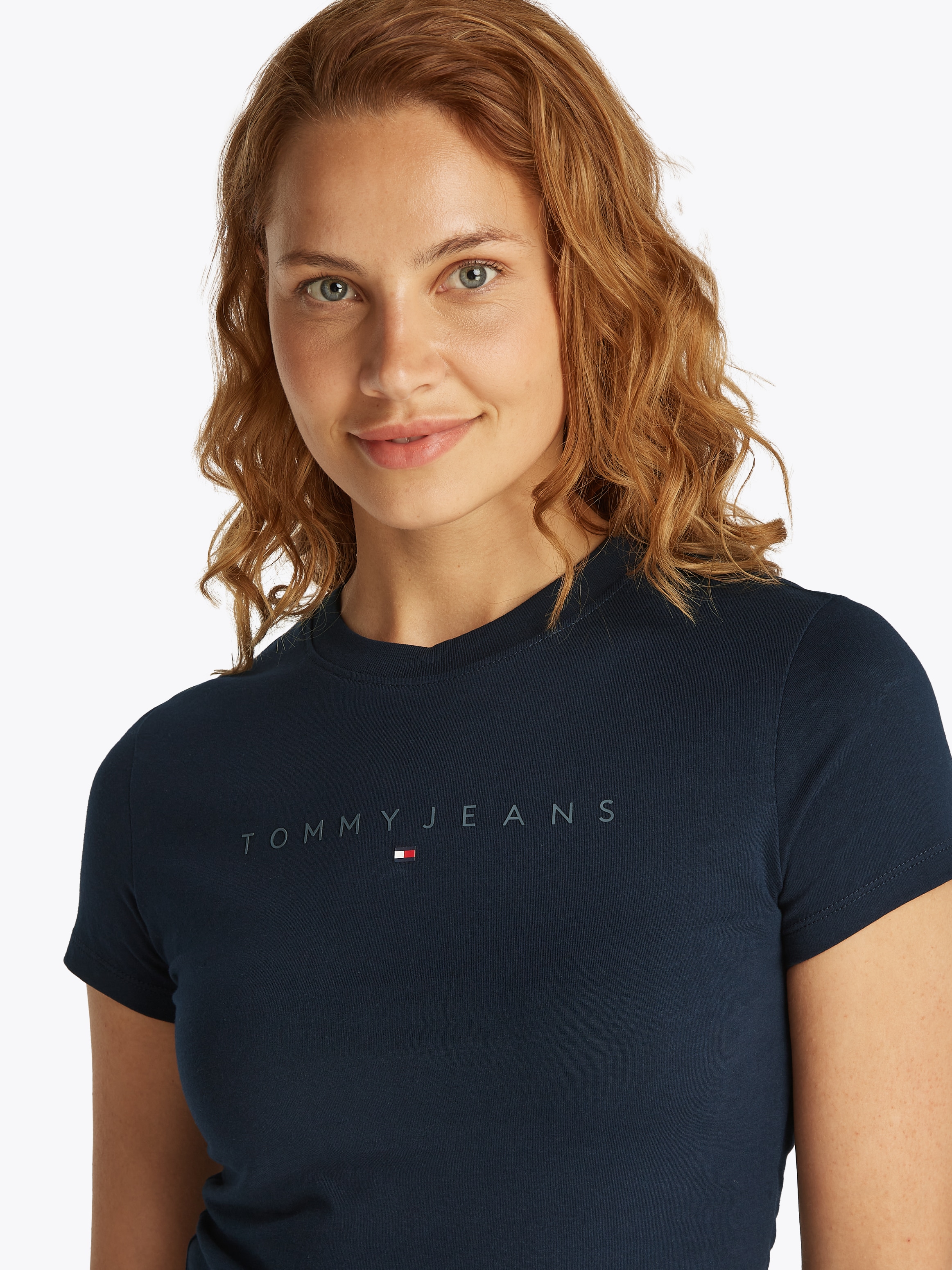 Tommy Jeans Curve T-Shirt »TJW SLIM TONAL LINEAR TEE EXT«, in Grossen Grössen, Logodruck, Figurbetont