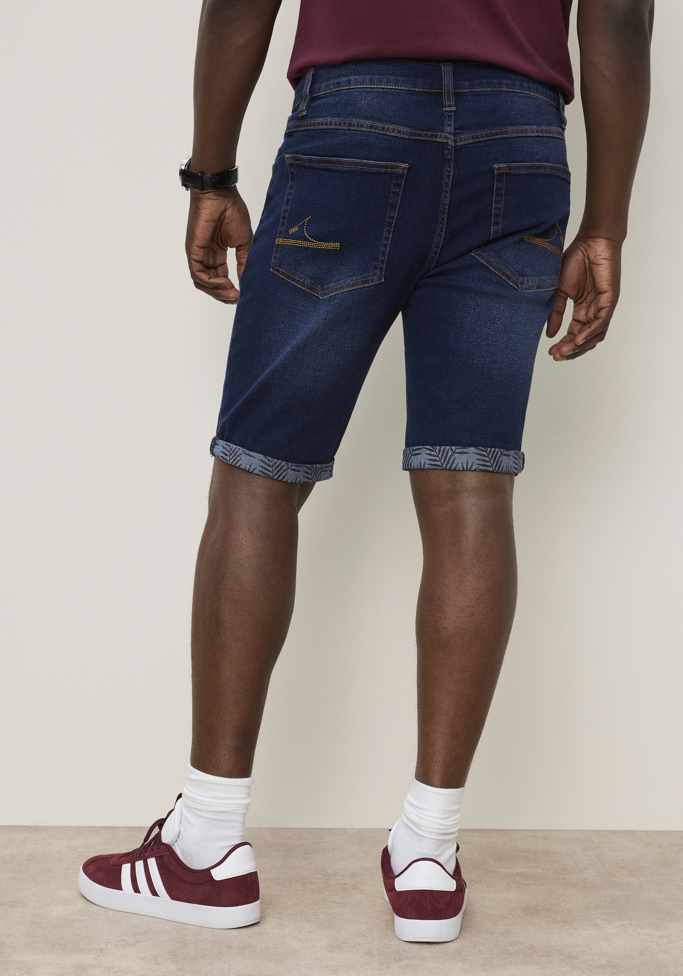 DELMAO Short en jean jambes droites, coupe régulière, longueur au-dessus du genou