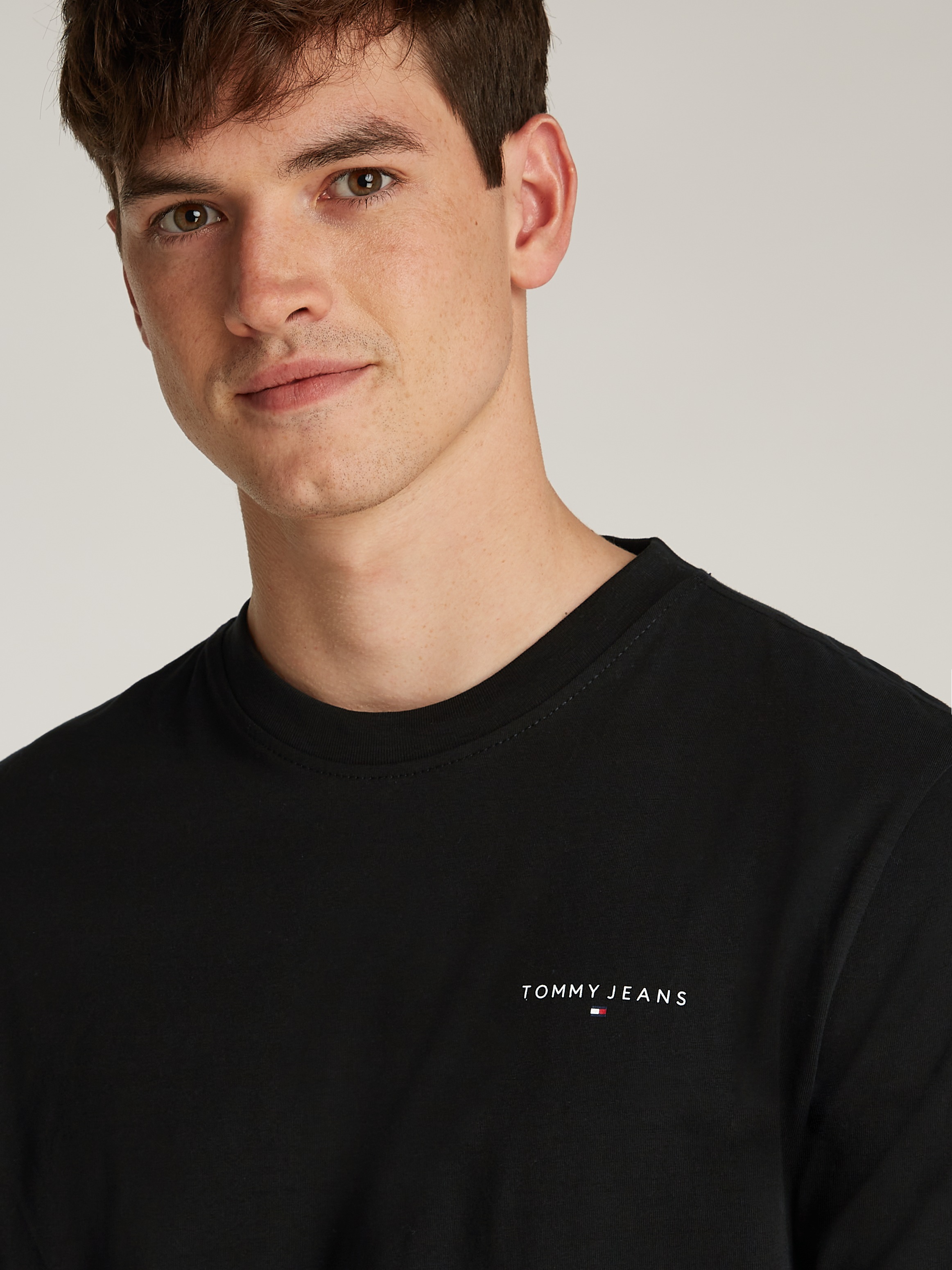 Tommy Jeans Langarmshirt »TJM SLIM LINEAR CHEST LS TEE EXT«, in Unifarbe