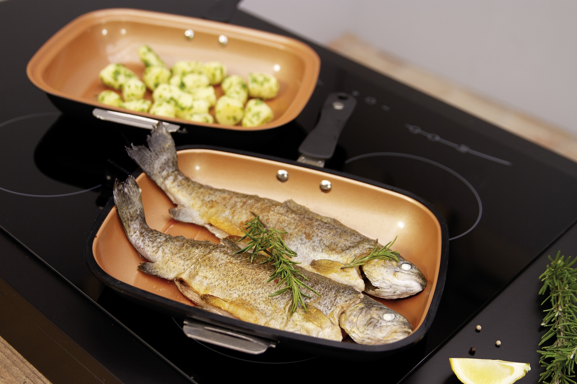 LIVINGTON Bratpfanne »Black Doubletta Deluxe«, Aluminium, (1 tlg.), 2-in1 Wendepfanne mit Frittier-Korb-Einsatz und Glasdeckel, Induktion
