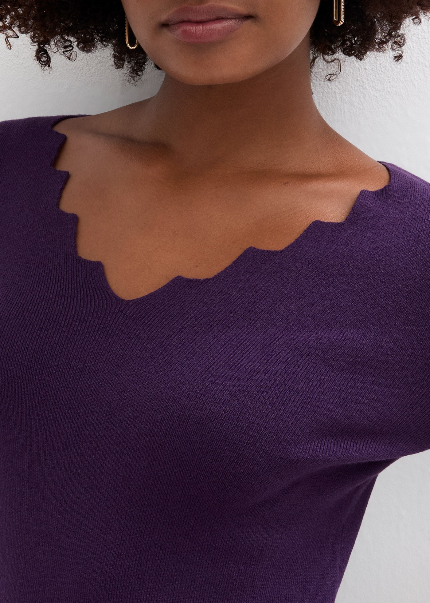 bonprix Pull en tricot »Feinstrickpullover aus fliessendem Viskose-Mix« aus Viskose-Mix, mit Wellenausschnitt, Slim fit Passform