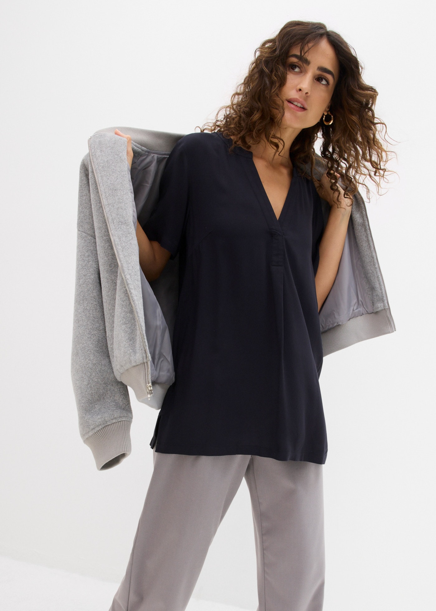 bonprix Tunique longue coupe droite, manches courtes, col henley, en viscose