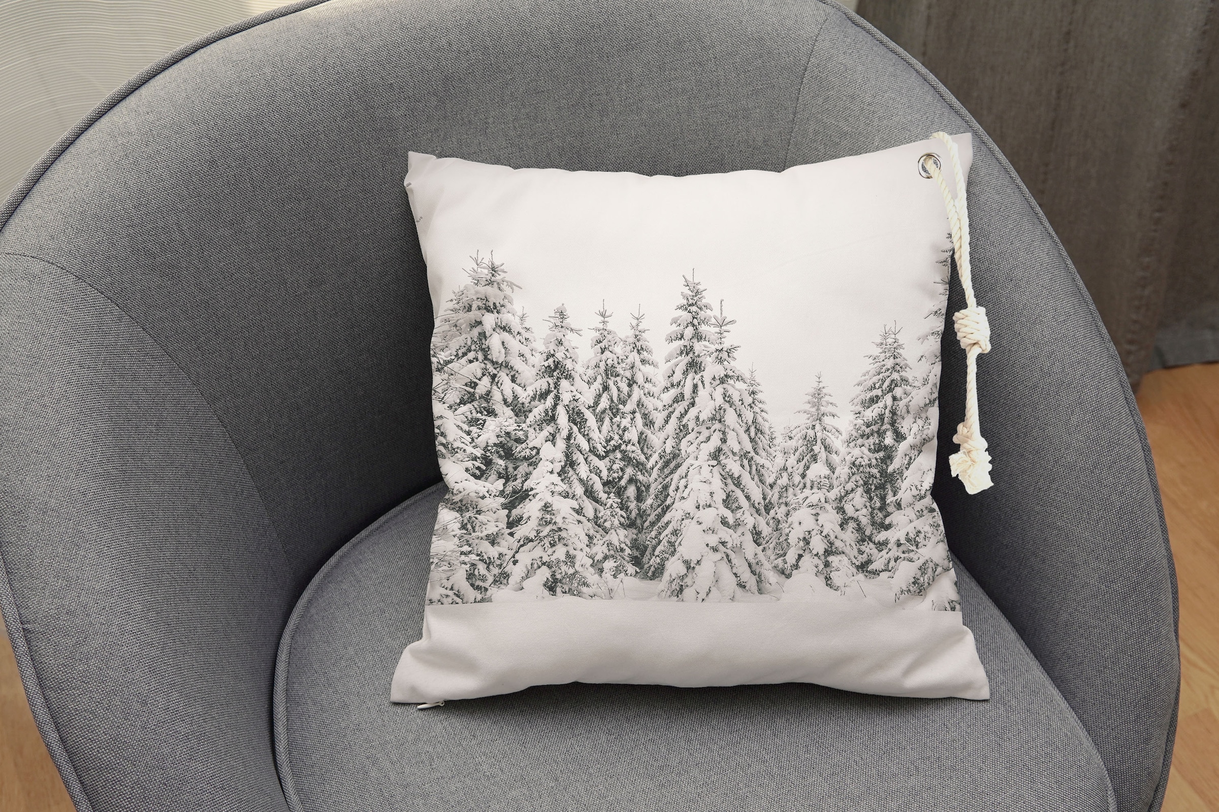 Image of queence Dekokissen "Schneelandschaft mit Tannen" Outdoor-Kissen mit Öse und dicker Stoffkordel