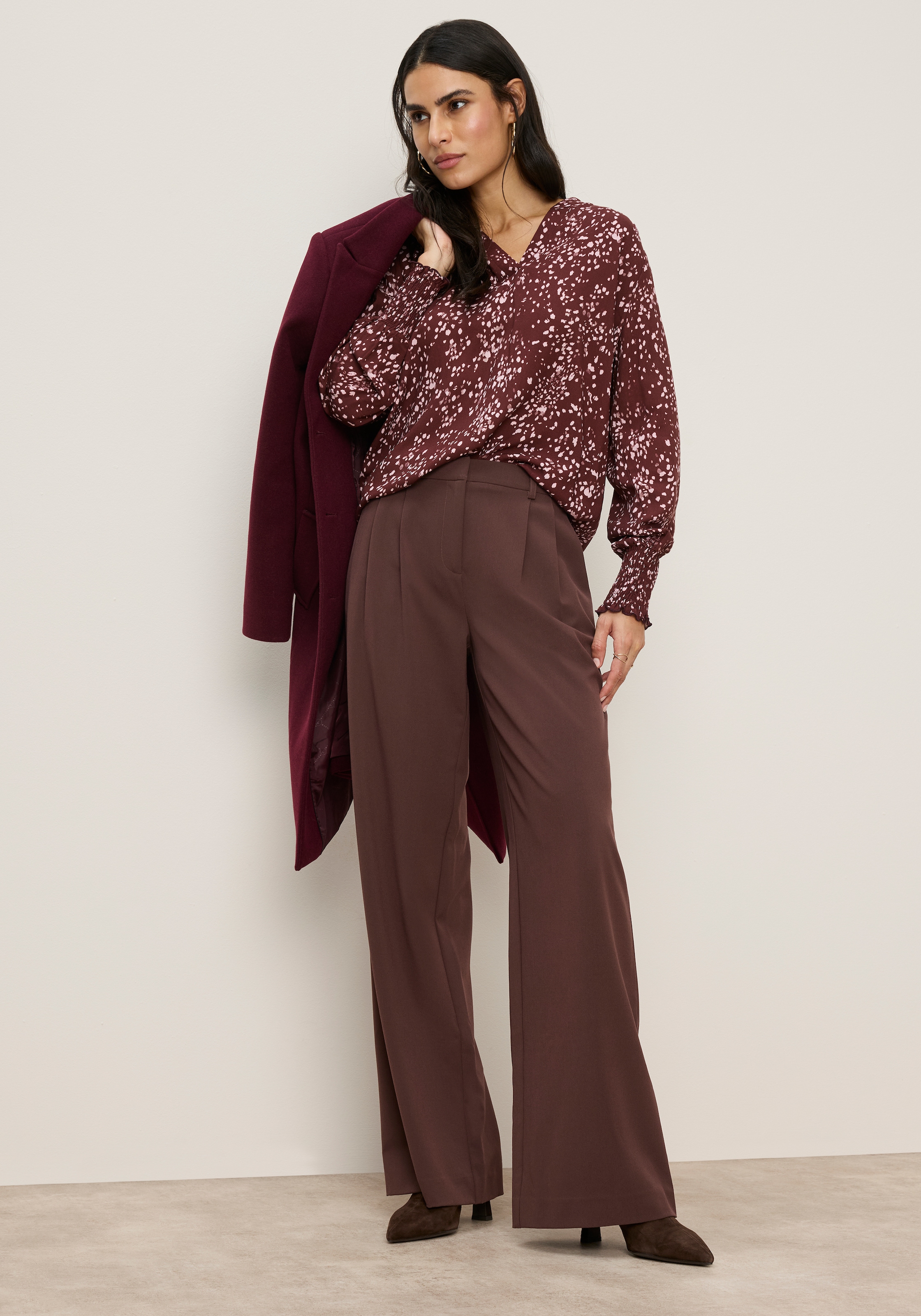 Tamaris Blouse à pression »mit figurumspielender Passform und hüftbedeckender Länge« avec motif fleuri, en viscose