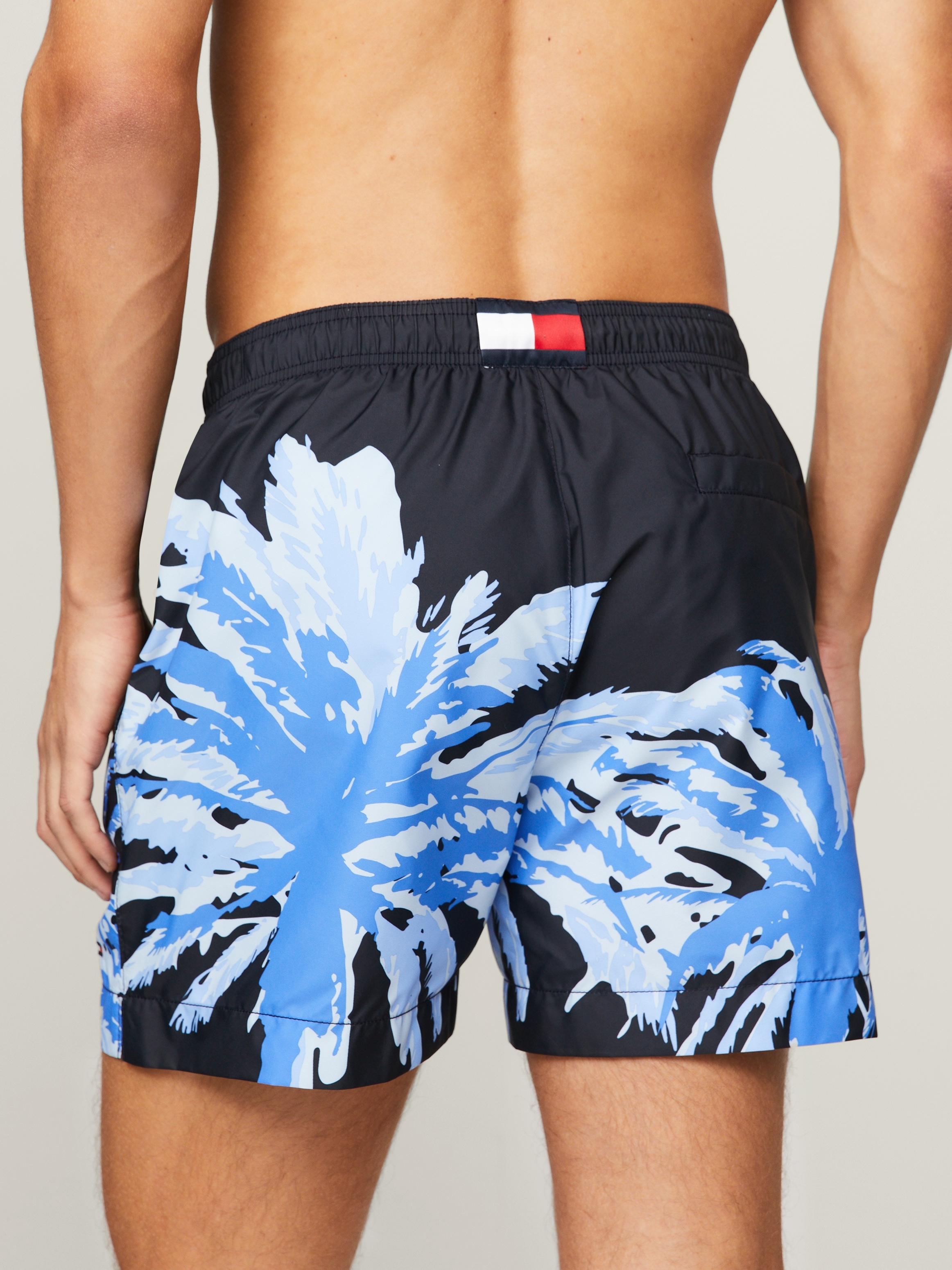 Tommy Hilfiger Swimwear Badeshorts »MEDIUM DRAWSTRING PLACED«, mit Palmenprint