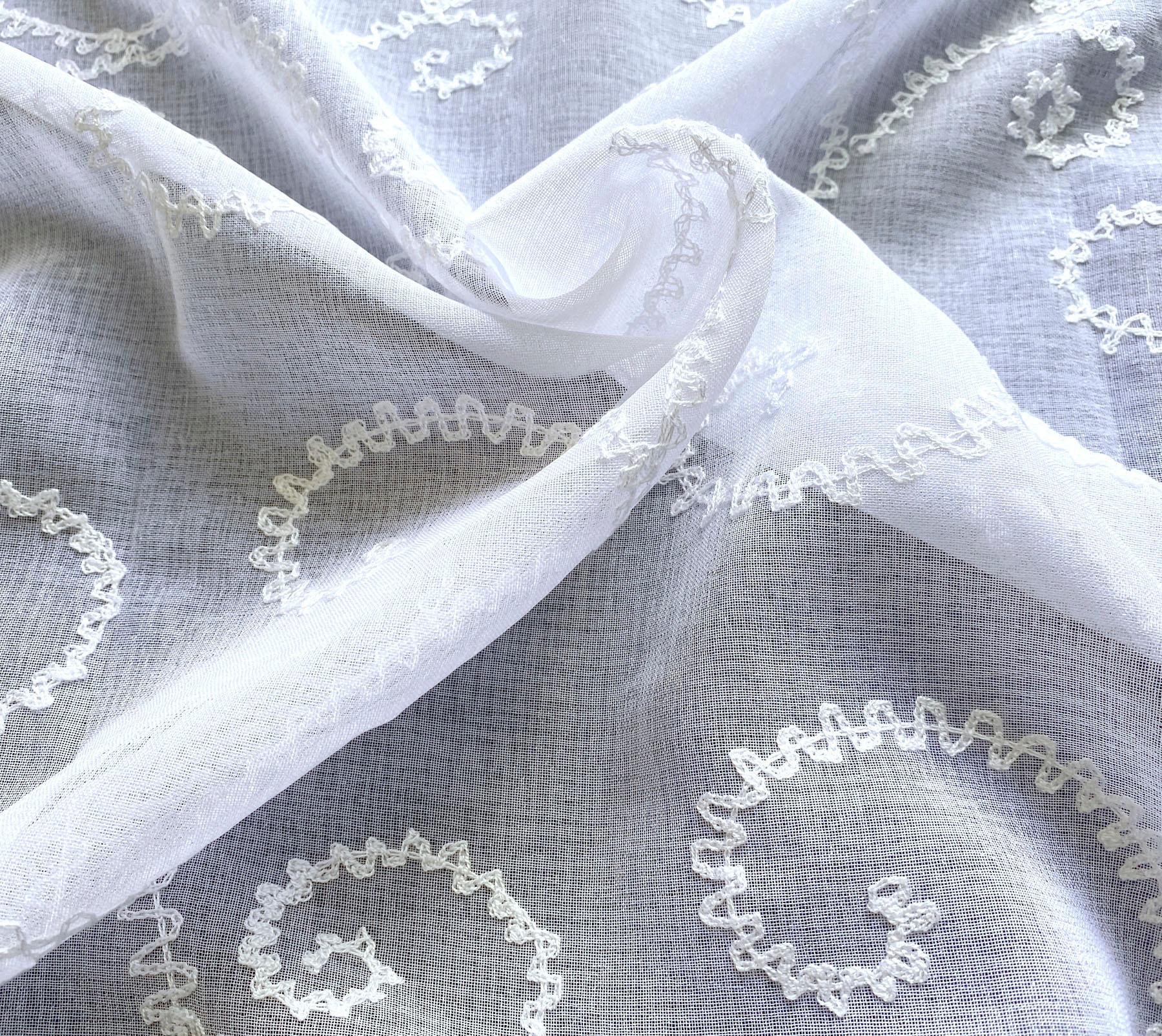 Weckbrodt Vorhang »Romance« Ösen 1 Stk. tlg. echte Stickerei, halbtransparent, Muster Raute, Gardine, Store