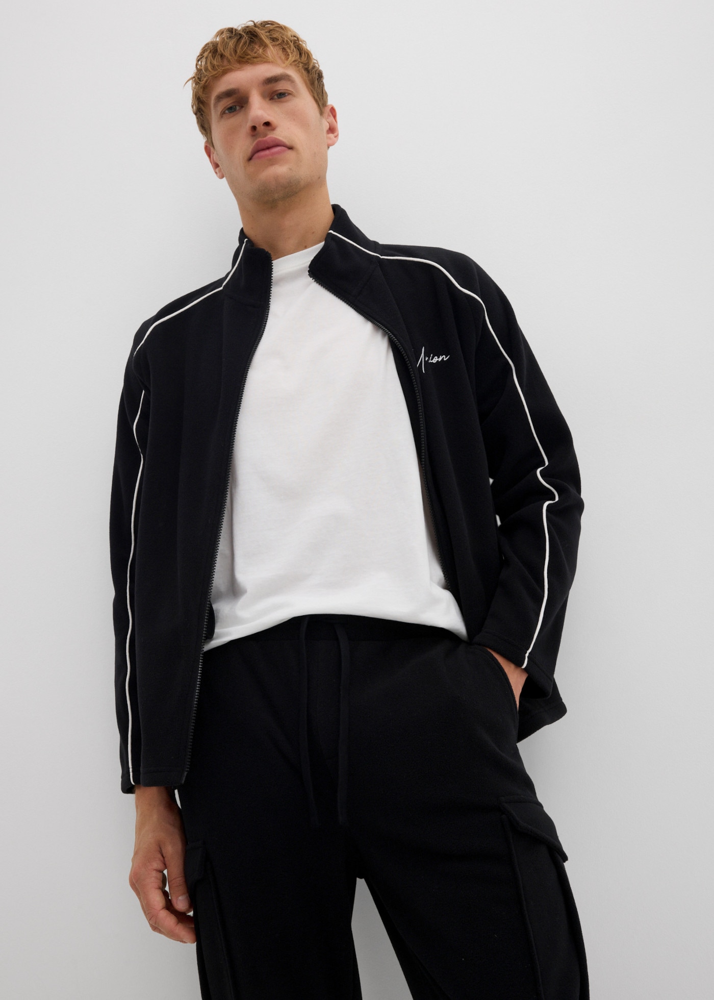 bonprix Pantalon de jogging  qualité agréable et douce, coupe Regular, style décontracté, en polyester