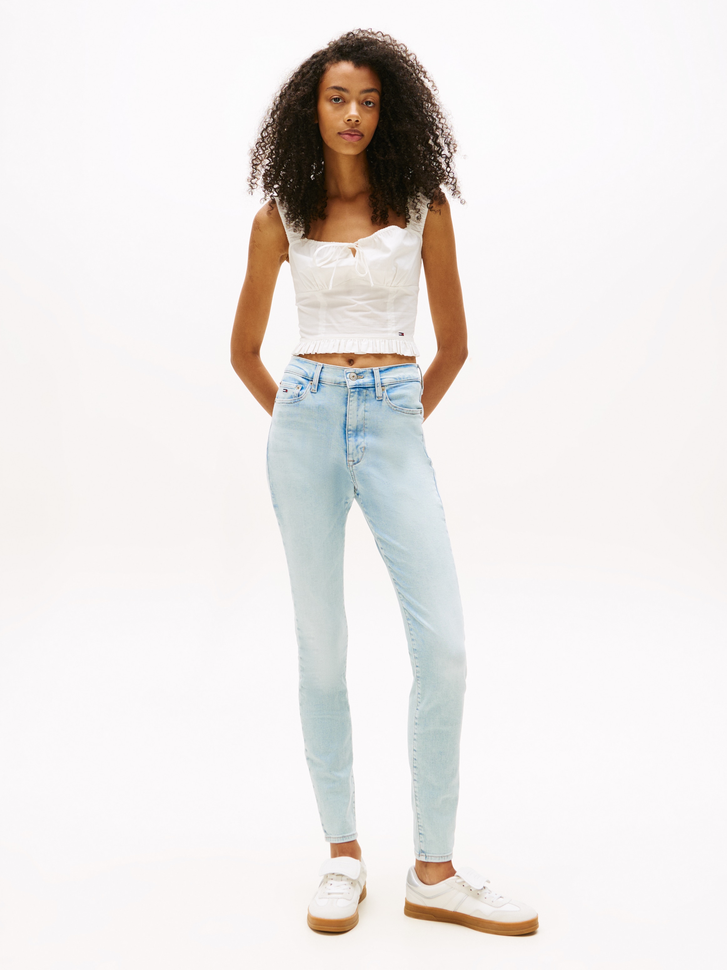 Tommy Jeans Bootcut-Jeans »SYLVIA HGH FLR«, Weite Beinform und Logo Stickerei auf der Gesässtasche
