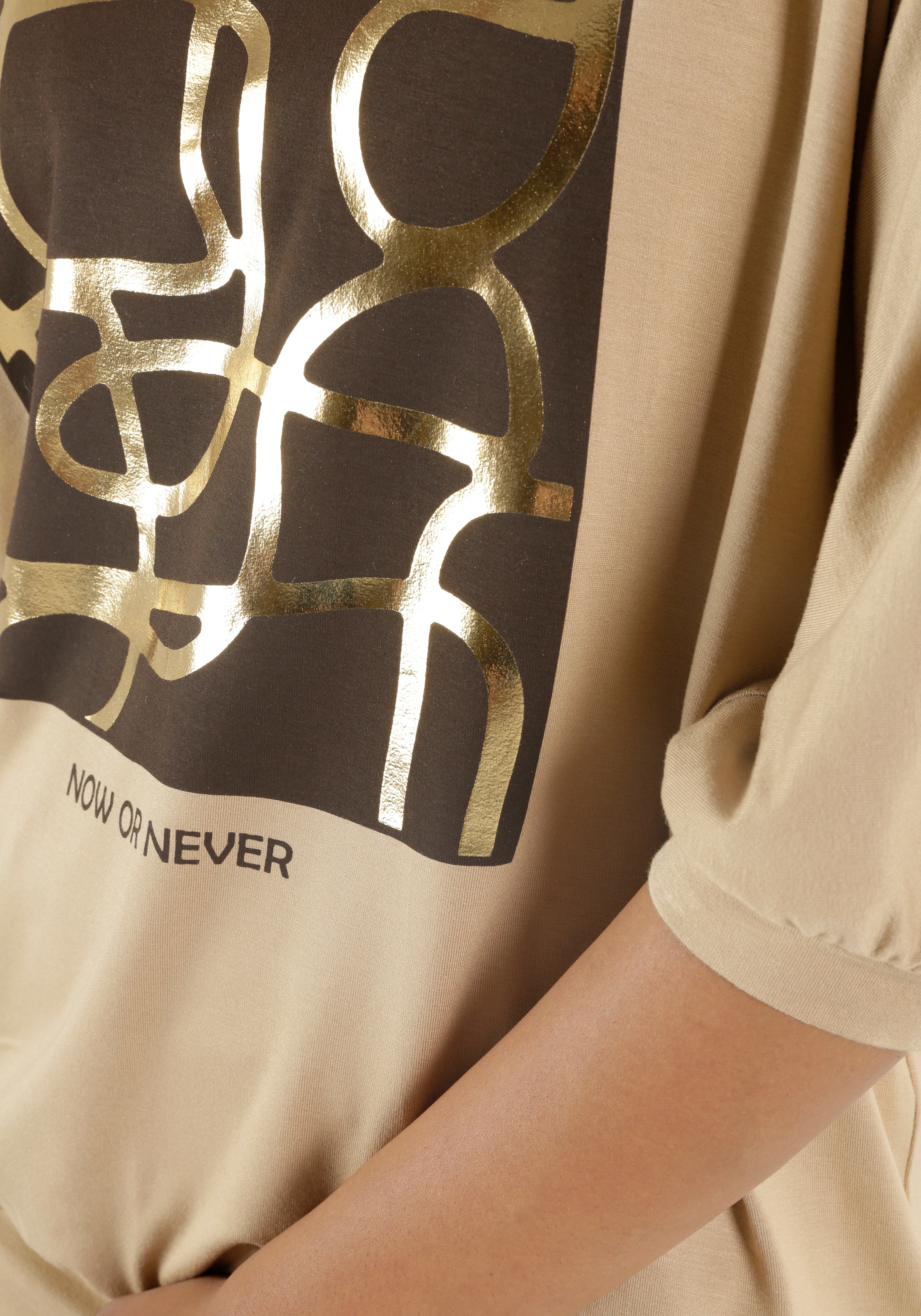 Aniston SELECTED Fledermausshirt, mit goldfarbenem Folienprint