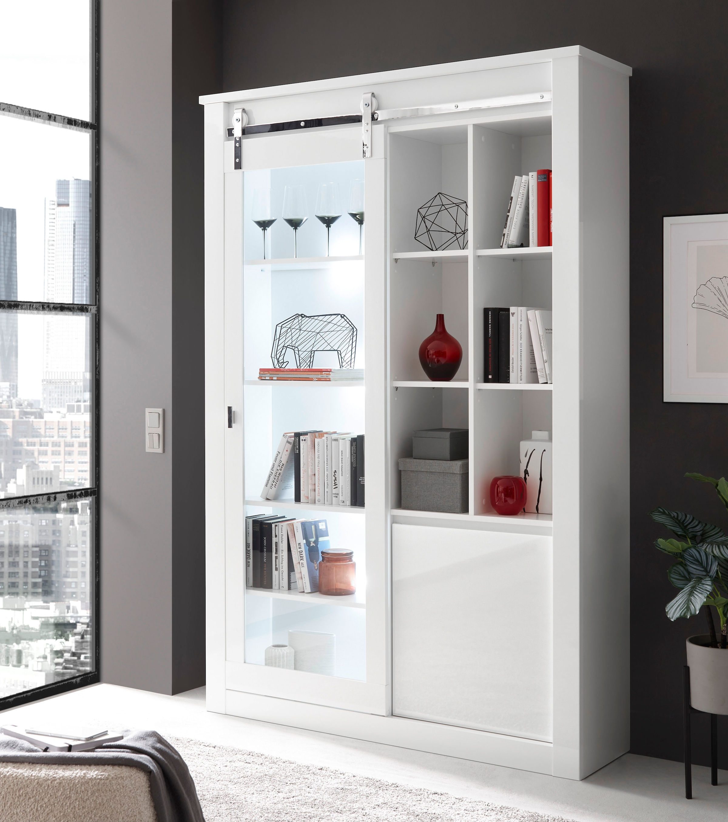 Home affaire Vitrine »Daytona, moderner Hochschrank, Glasvitrine in Weiss Hochglanz« mit Schiebetürenbeschlag in Chrom-Optik, ausreichend Stauraum