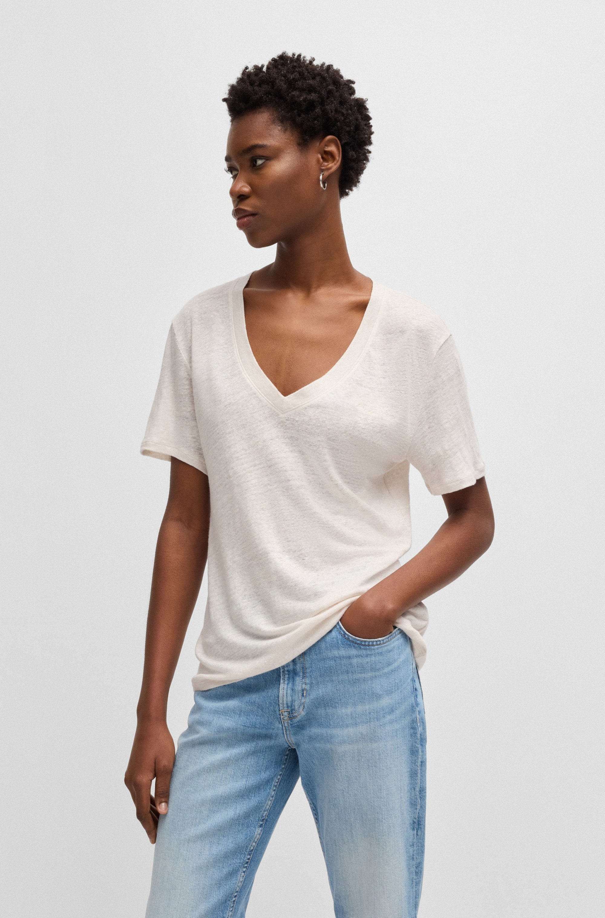 Image of BOSS ORANGE T-Shirt "Ela Premium Damenmode" aus Leinen, V-Ausschnitt